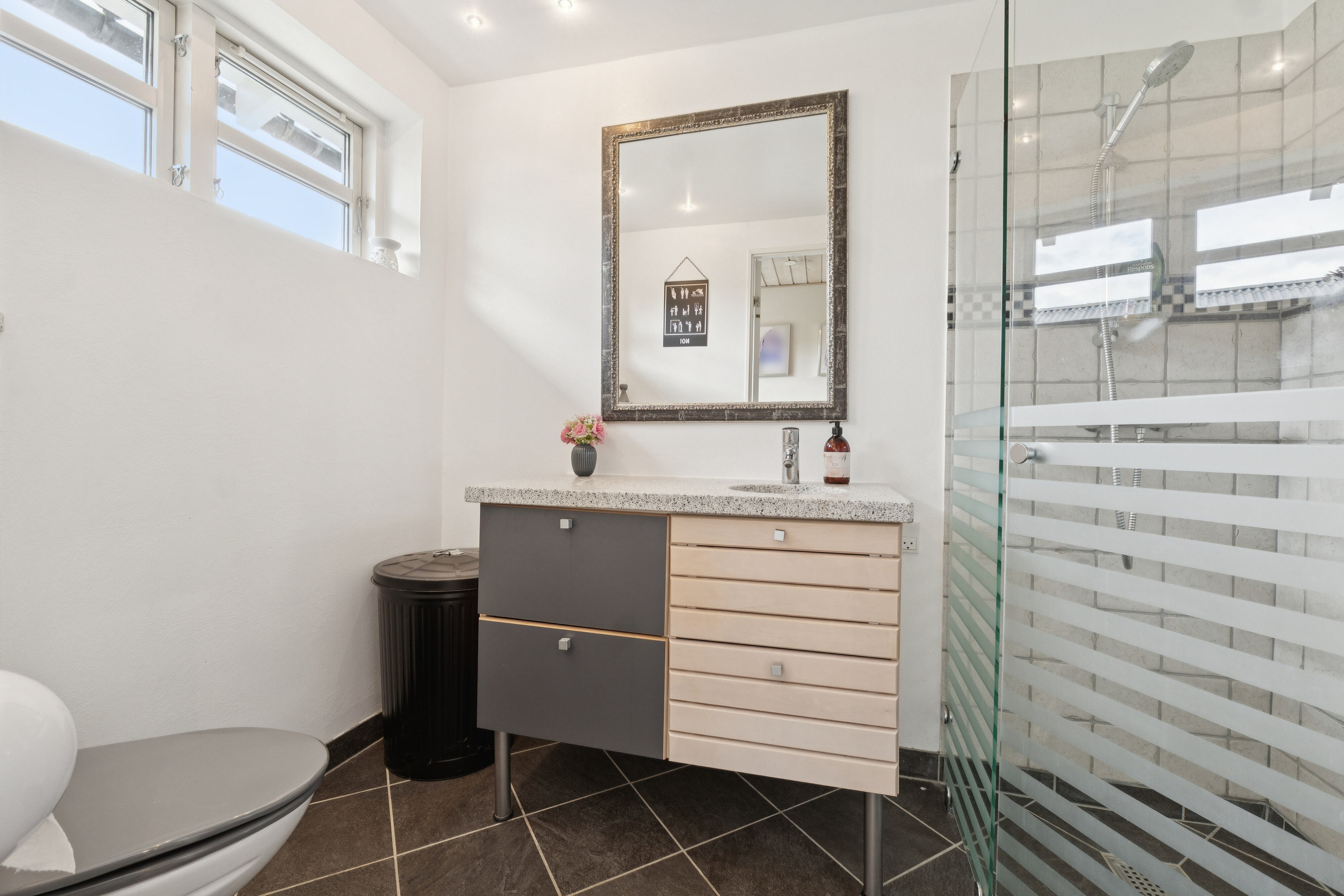 Fremhævet badeværelse billede i fuldskærmstilstand. Billede af Rugvænget 16, 8653 Them