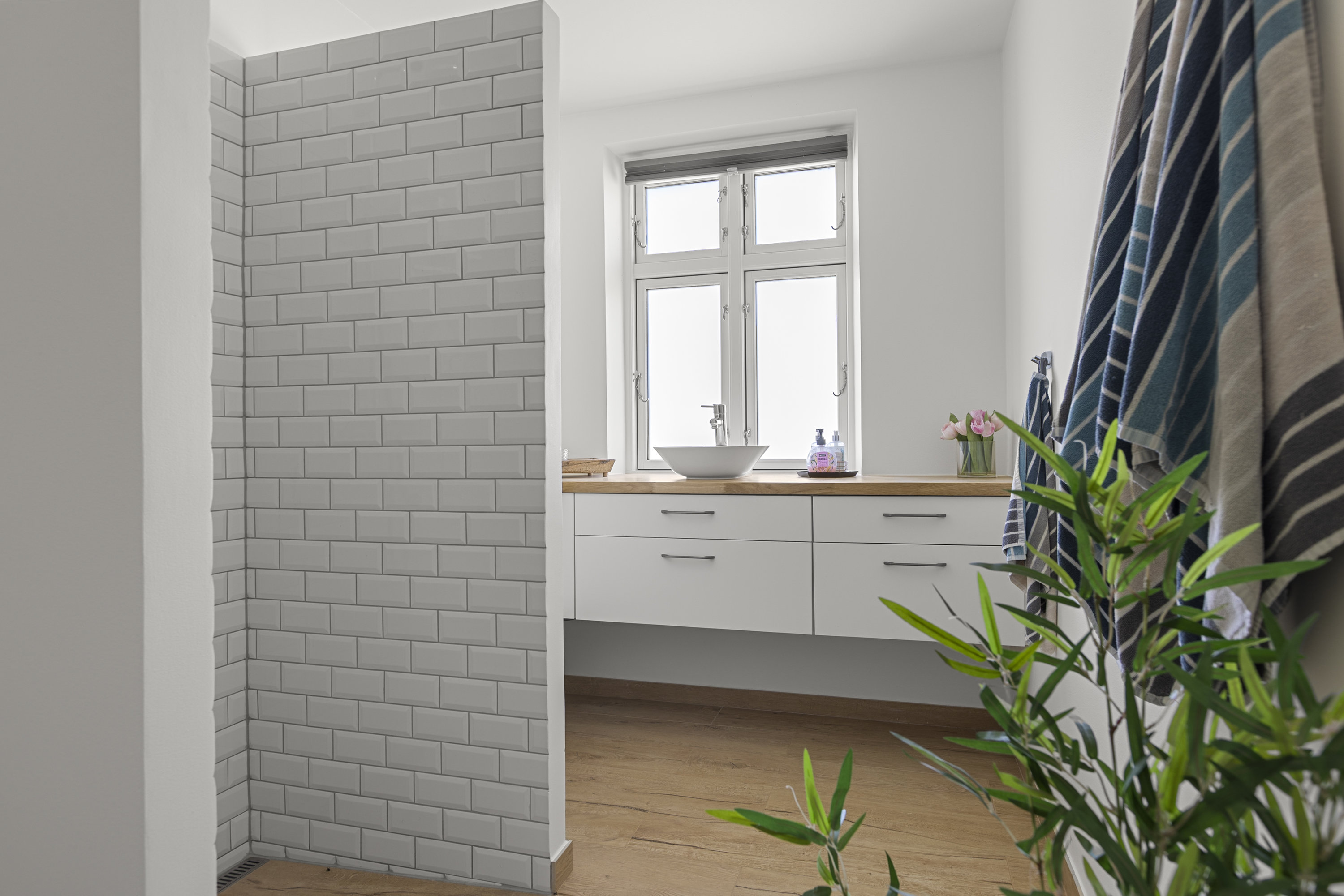 Fremhævet badeværelse billede i fuldskærmstilstand. Billede af Veddevej 3C, 4190 Munke Bjergby