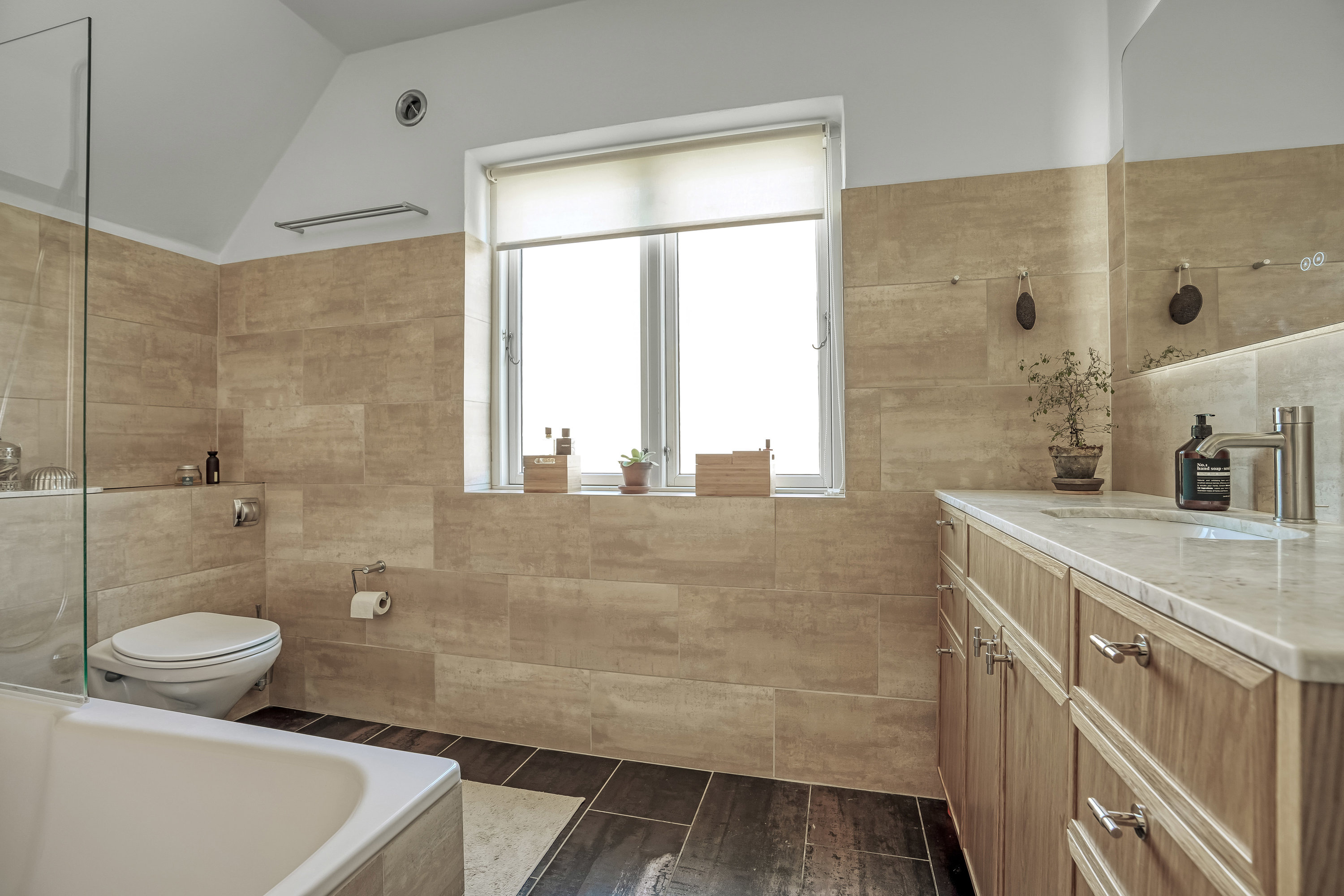 Fremhævet badeværelse billede i fuldskærmstilstand. Billede af Chr. Winthers Vej 18, 5230 Odense M