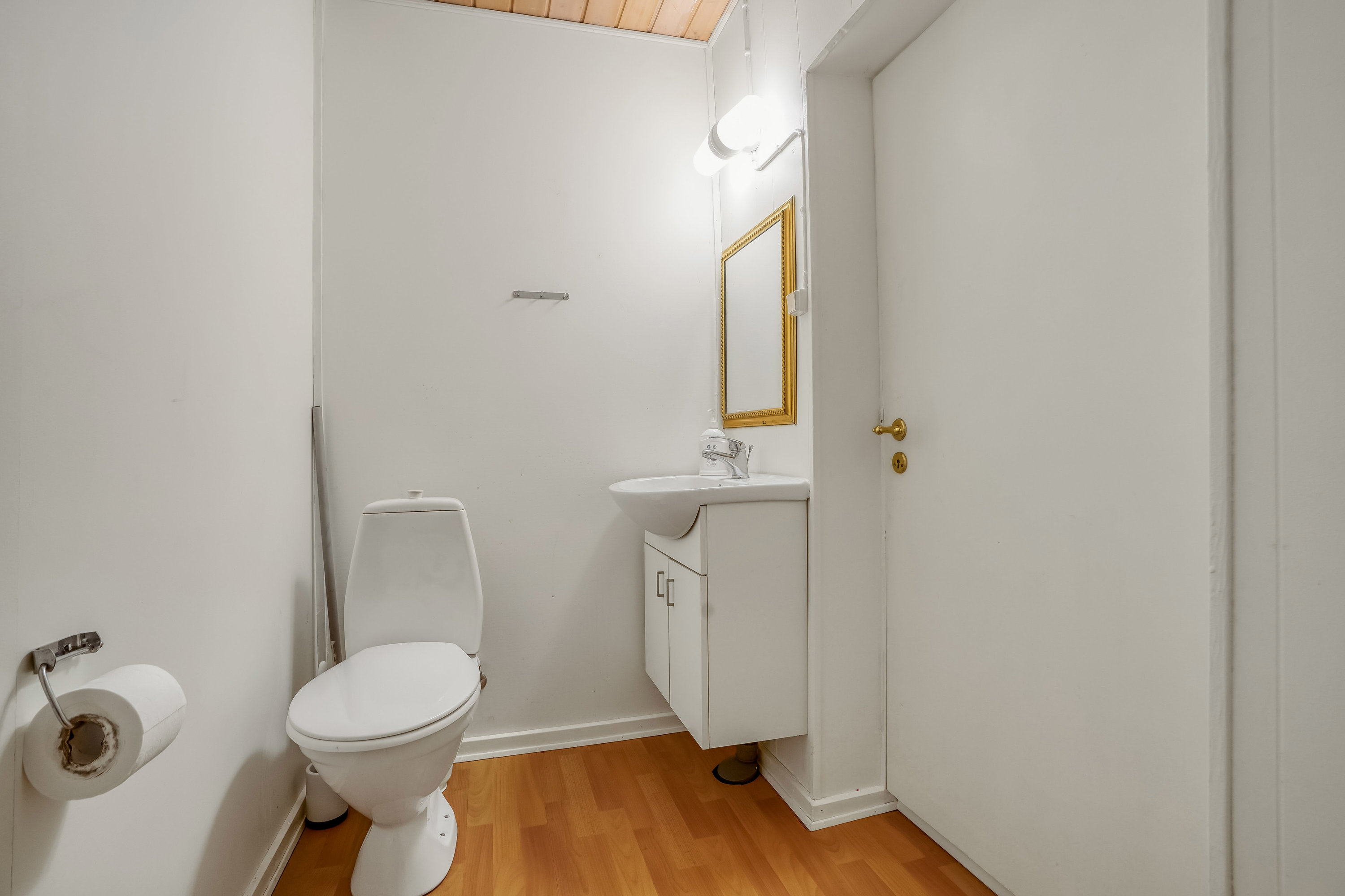 Fremhævet toilet billede i fuldskærmstilstand. Billede af Hovedgaden 39B, + A., Nim, 8740 Brædstrup