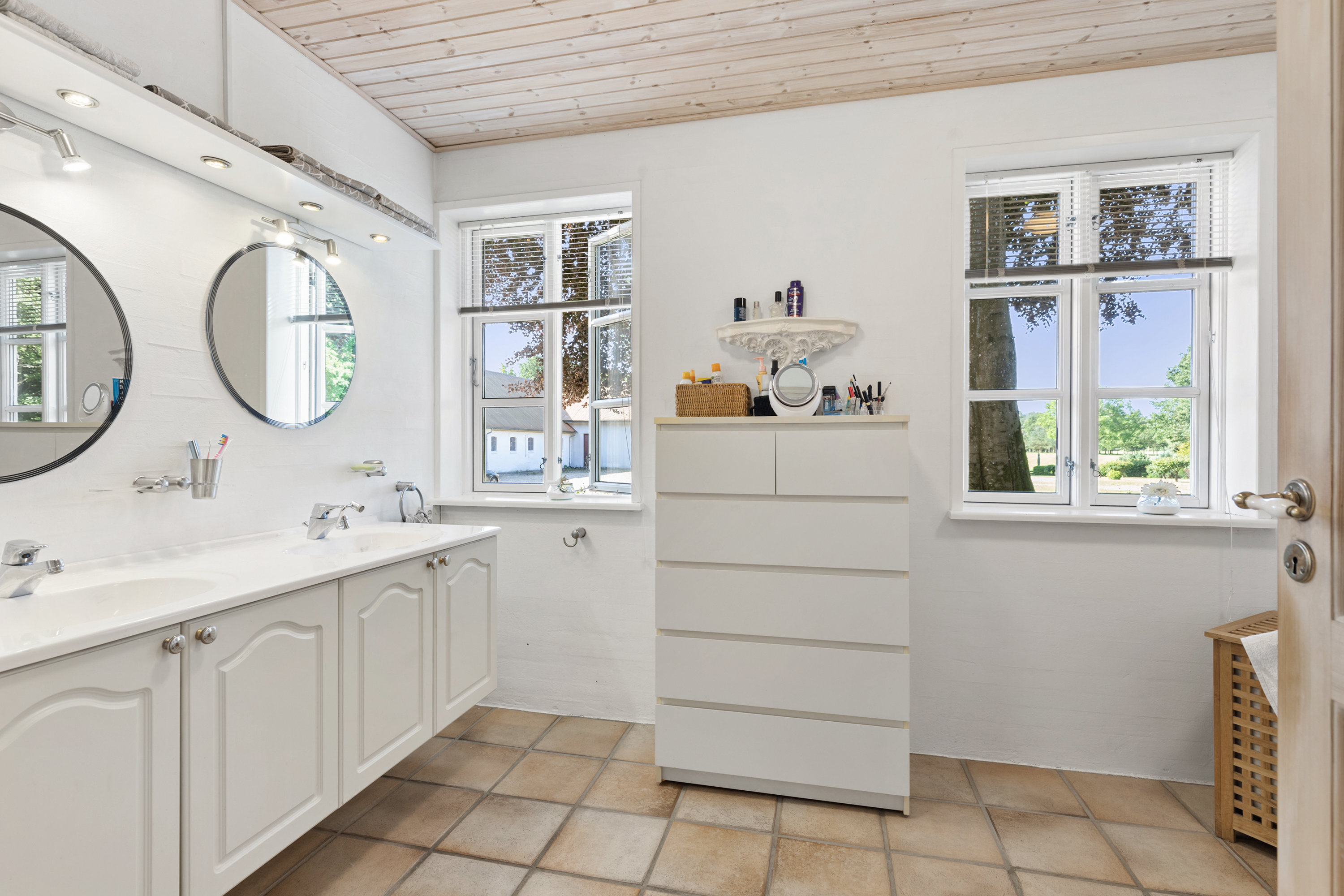 Fremhævet badeværelse billede i fuldskærmstilstand. Billede af Golfvejen 62, 9700 Brønderslev