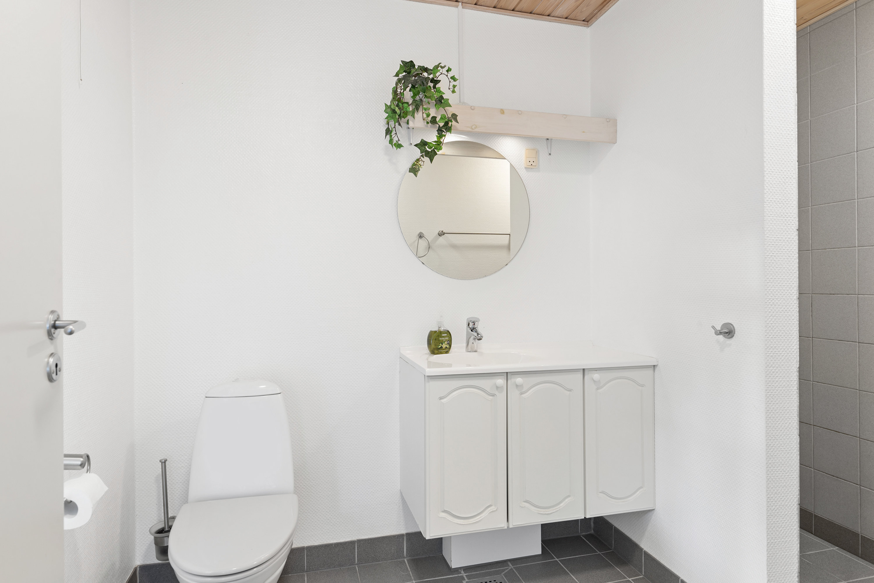 Fremhævet badeværelse - lejligheder billede i fuldskærmstilstand. Billede af Golfvejen 62, 9700 Brønderslev