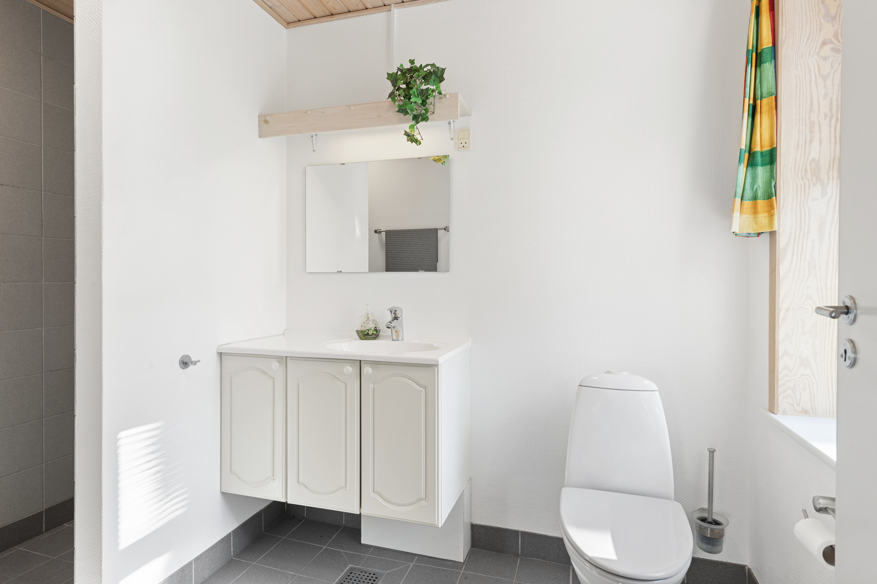 Fremhævet badeværelse - lejligheder billede i fuldskærmstilstand. Billede af Golfvejen 62, 9700 Brønderslev