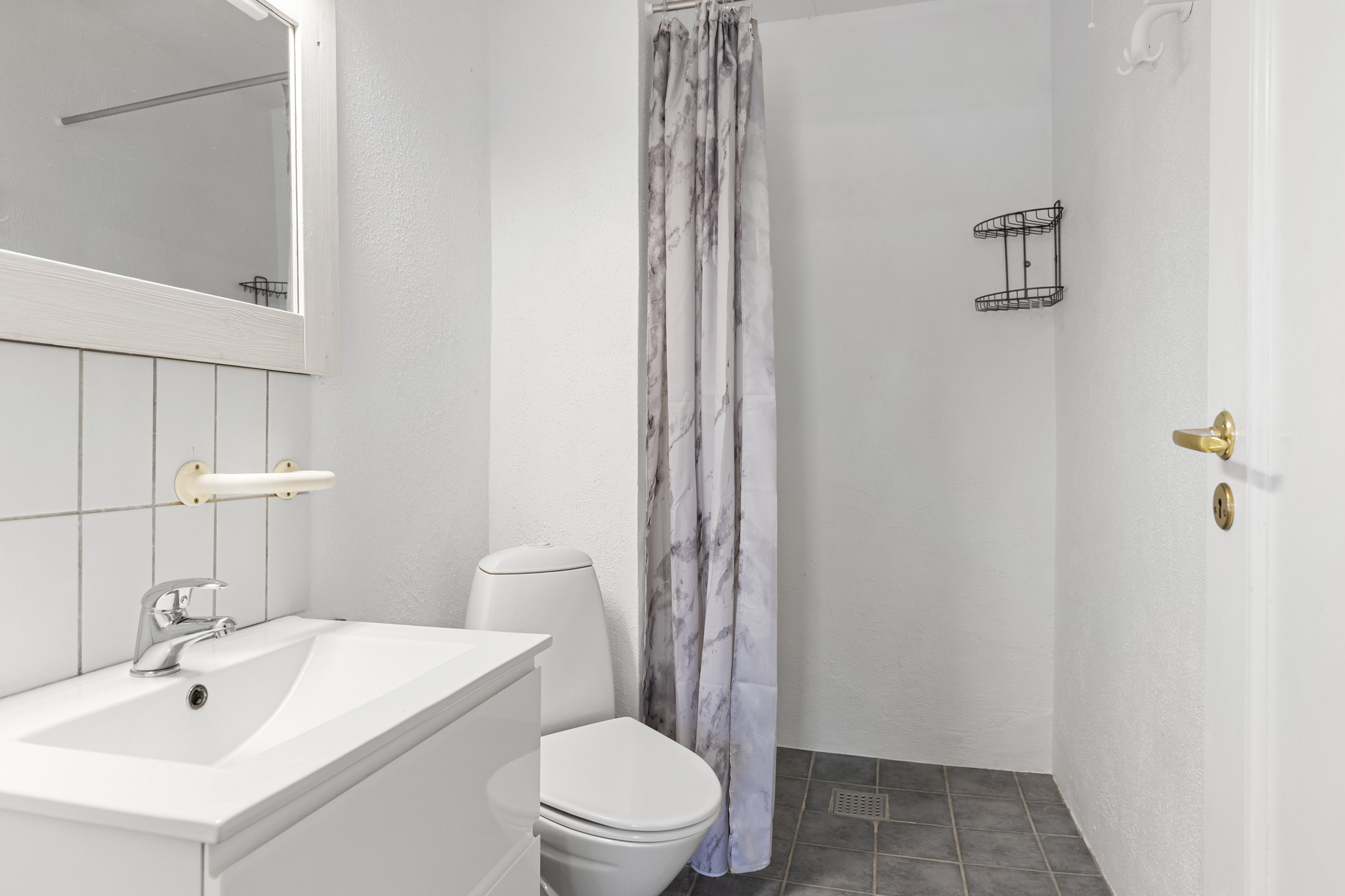 Fremhævet badeværelse - lejligheder billede i fuldskærmstilstand. Billede af Golfvejen 62, 9700 Brønderslev