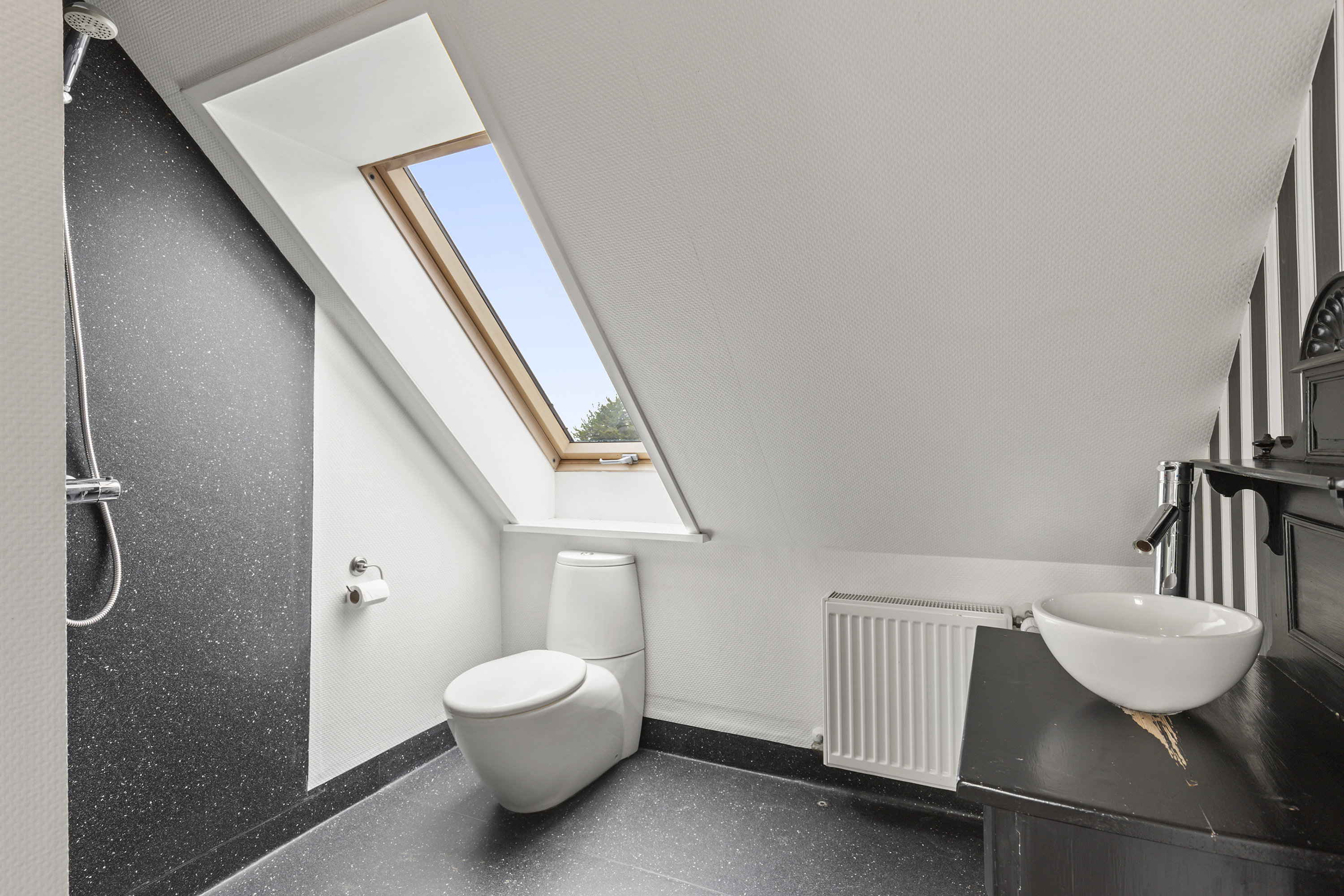 Fremhævet badeværelse billede i fuldskærmstilstand. Billede af Kirkevangen 71, Østerbølle, 9620 Aalestrup