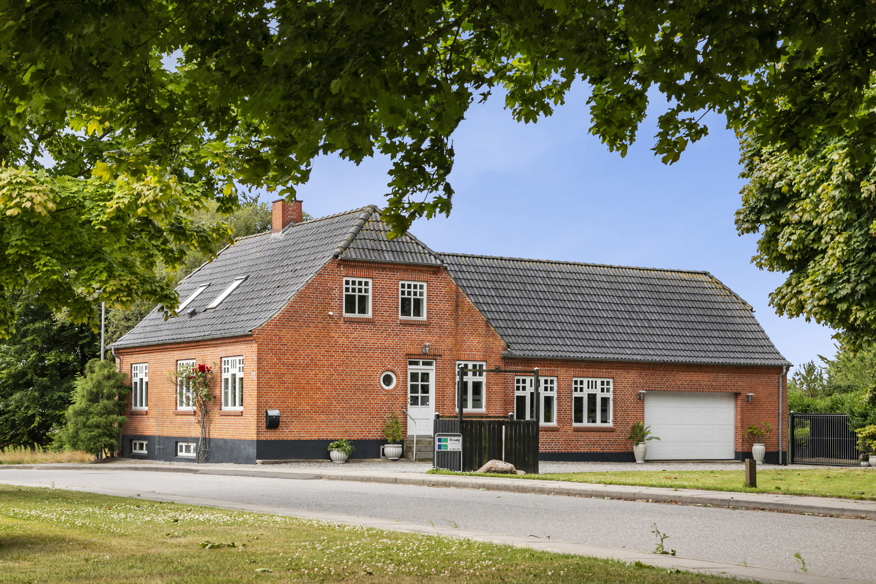 Fremhævet facade billede i fuldskærmstilstand. Billede af Kirkevangen 71, Østerbølle, 9620 Aalestrup