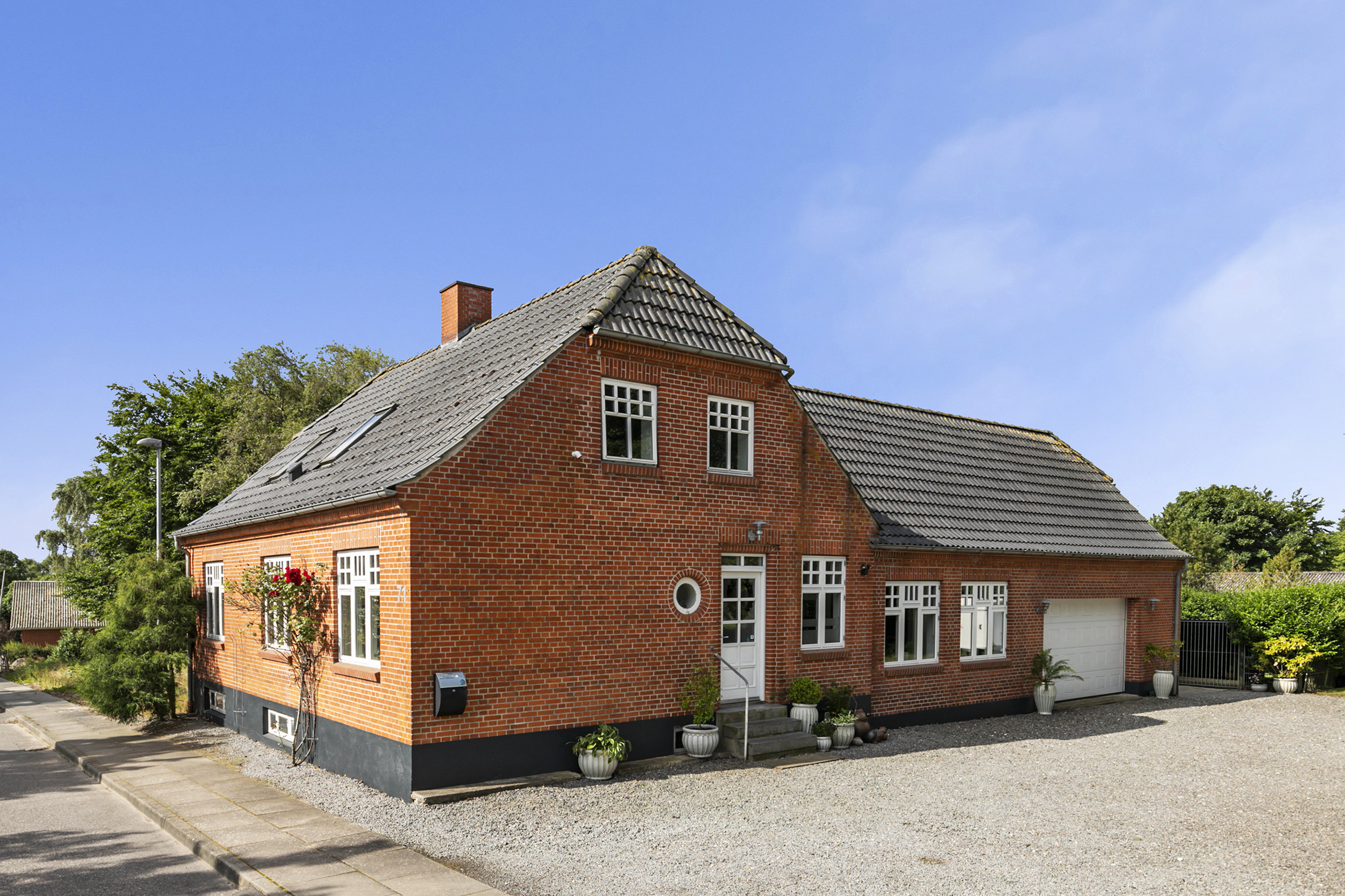 Fremhævet facade billede i fuldskærmstilstand. Billede af Kirkevangen 71, Østerbølle, 9620 Aalestrup