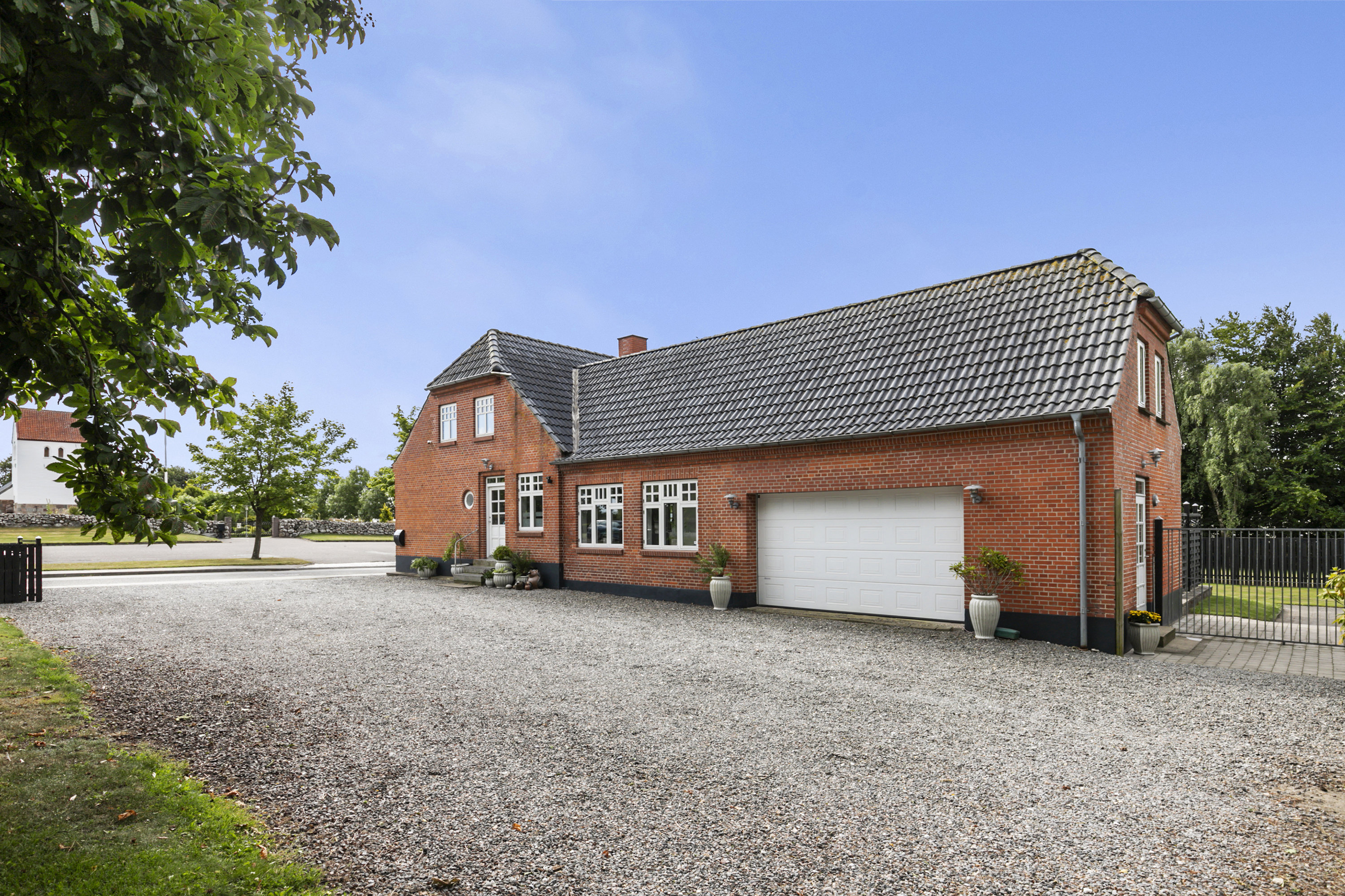 Fremhævet facade billede i fuldskærmstilstand. Billede af Kirkevangen 71, Østerbølle, 9620 Aalestrup