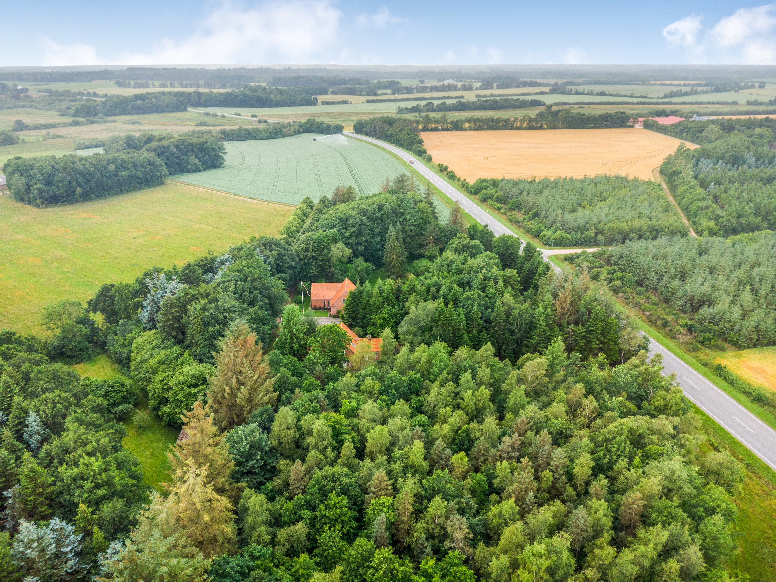 Fremhævet luftfoto billede i fuldskærmstilstand. Billede af Nørholmvej 7, Hoven, 6880 Tarm