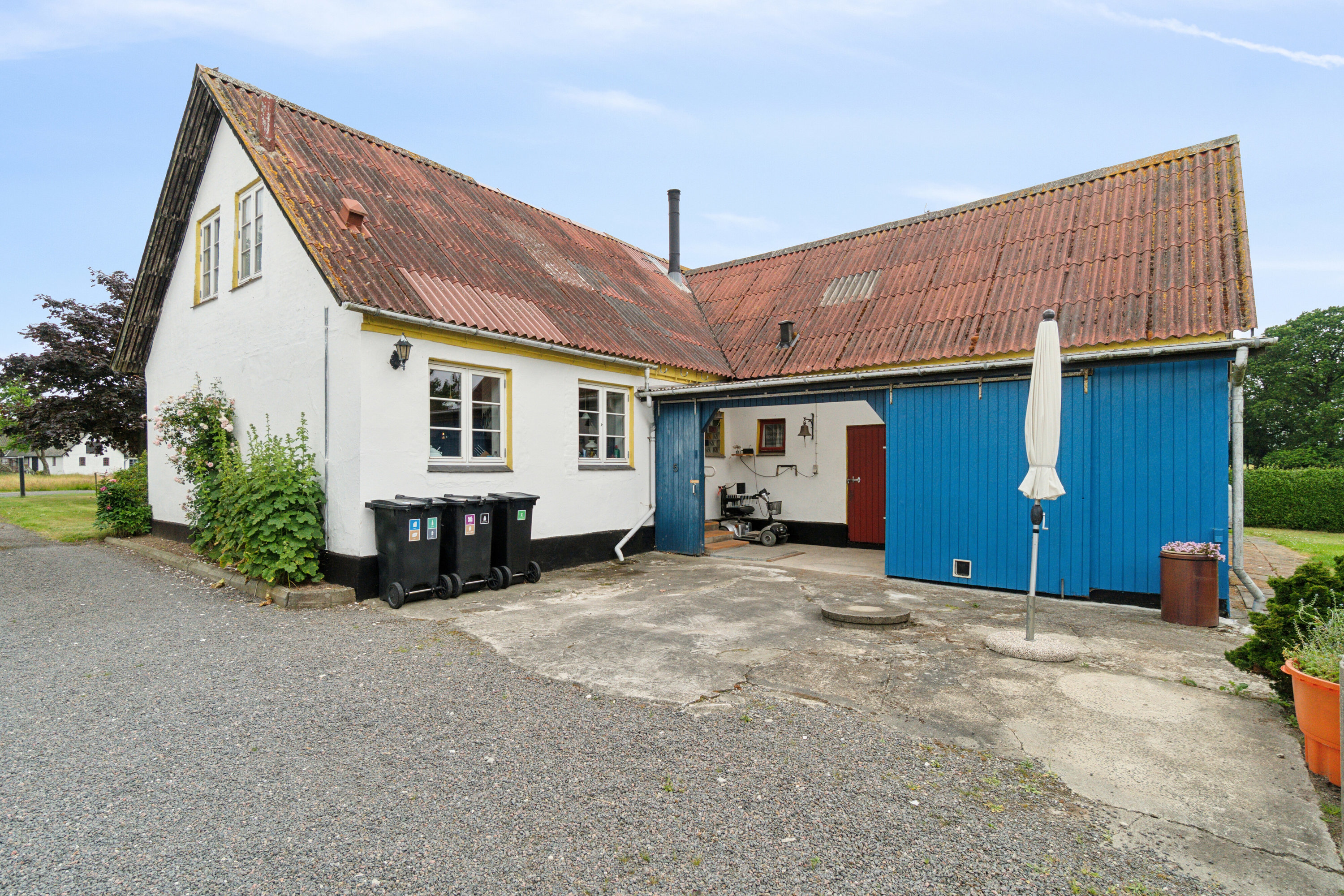 Fremhævet set fra vejen billede i fuldskærmstilstand. Billede af Skørrebrovejen 5, Vestermarie, 3720 Aakirkeby