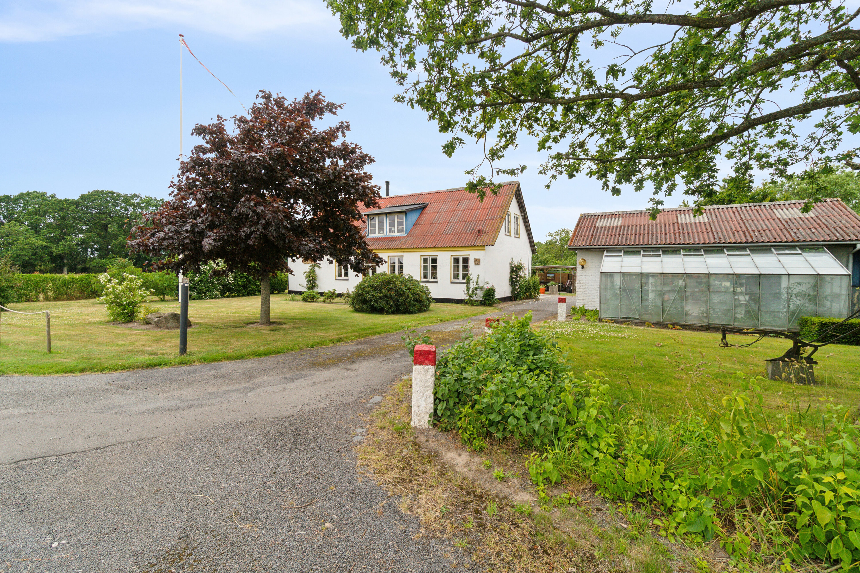 Fremhævet set fra vejen billede i fuldskærmstilstand. Billede af Skørrebrovejen 5, Vestermarie, 3720 Aakirkeby