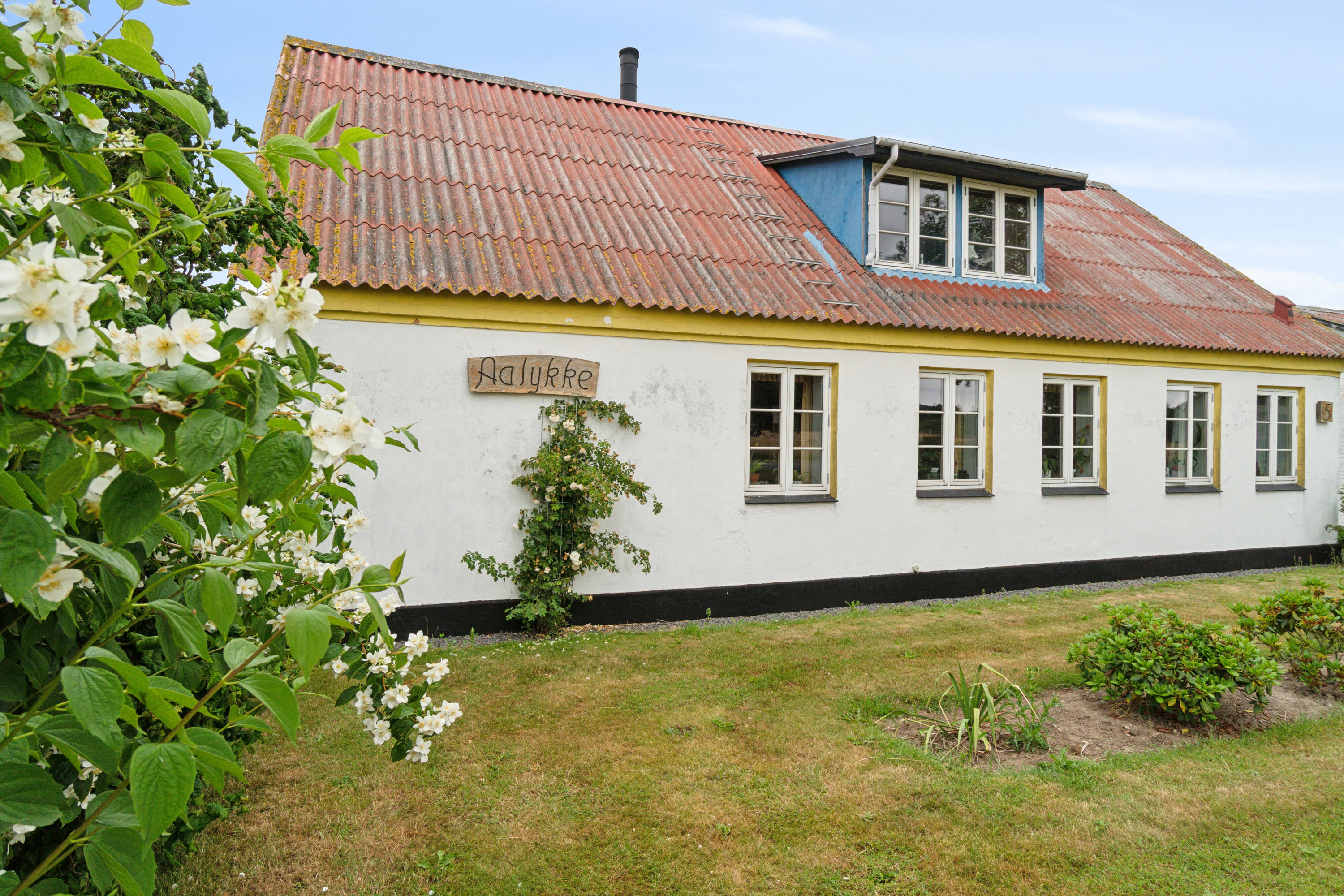 Fremhævet set fra haven billede i fuldskærmstilstand. Billede af Skørrebrovejen 5, Vestermarie, 3720 Aakirkeby