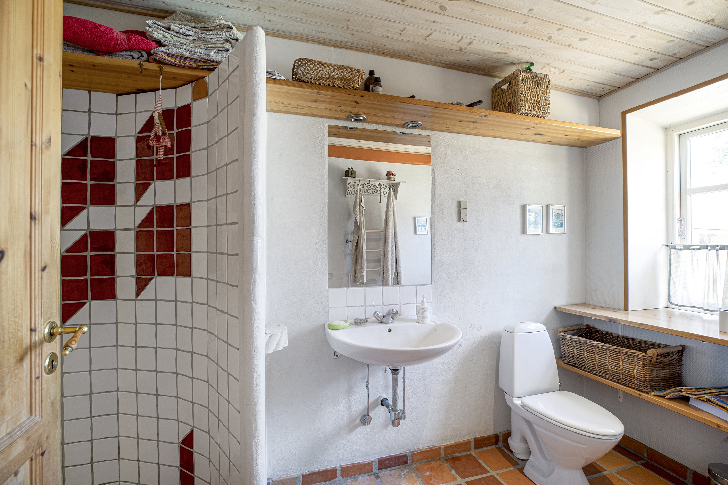 Fremhævet badeværelse billede i fuldskærmstilstand. Billede af Søen 1 & 3, Lysabildskov, 6470 Sydals