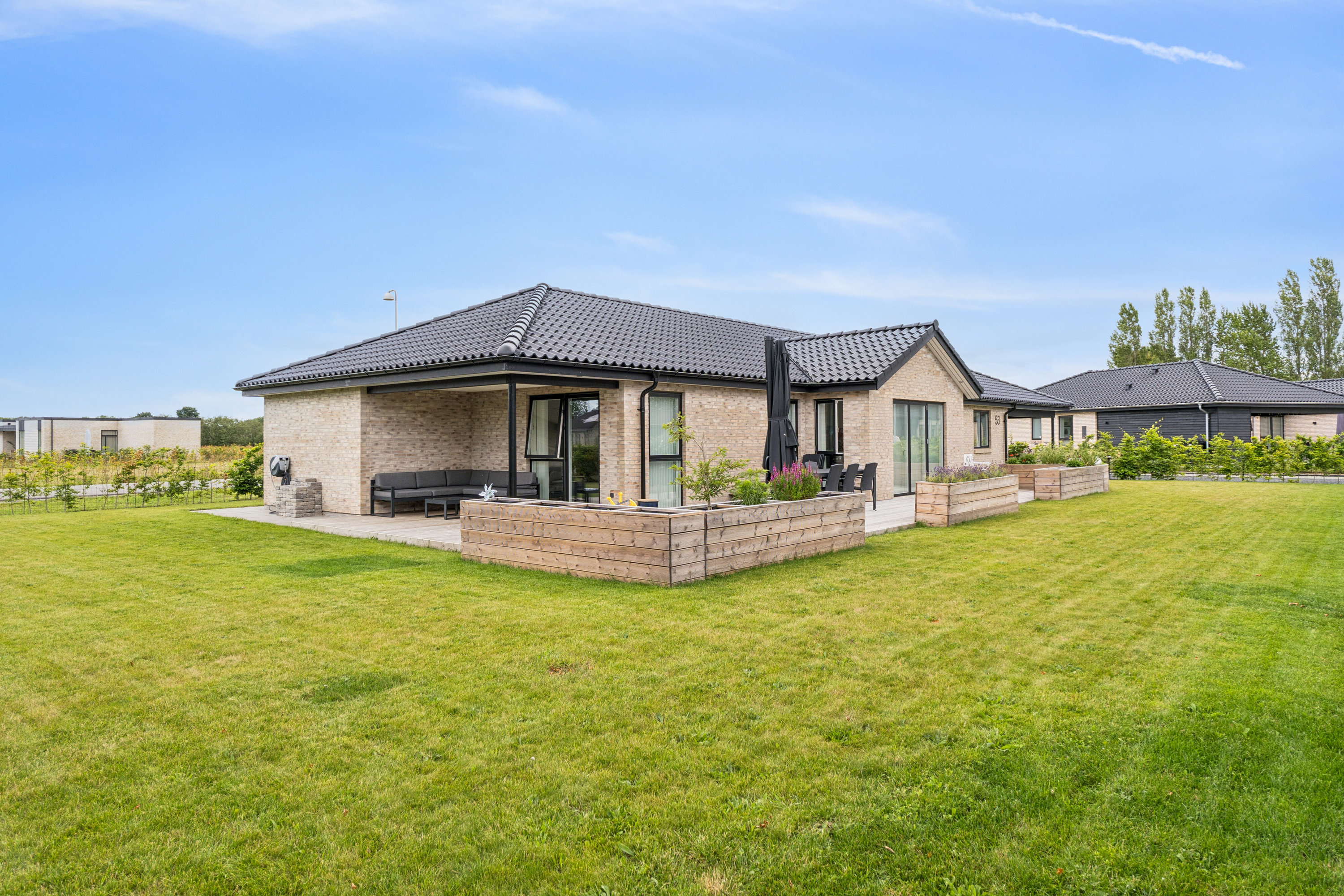 Fremhævet set fra haven billede i fuldskærmstilstand. Billede af Persillehaven 53, Bullerup, 5320 Agedrup