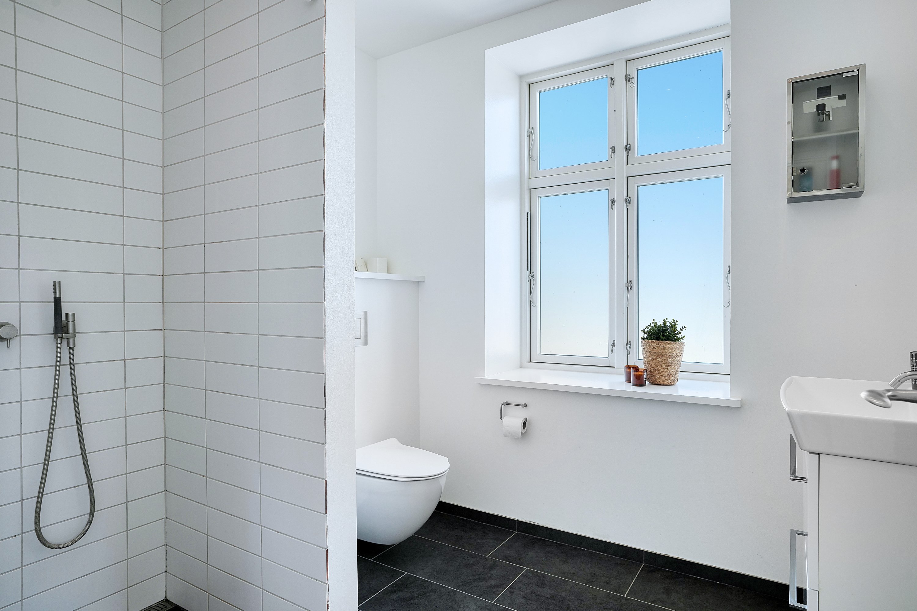 Fremhævet badeværelse billede i fuldskærmstilstand. Billede af Søvænget 23, 3100 Hornbæk