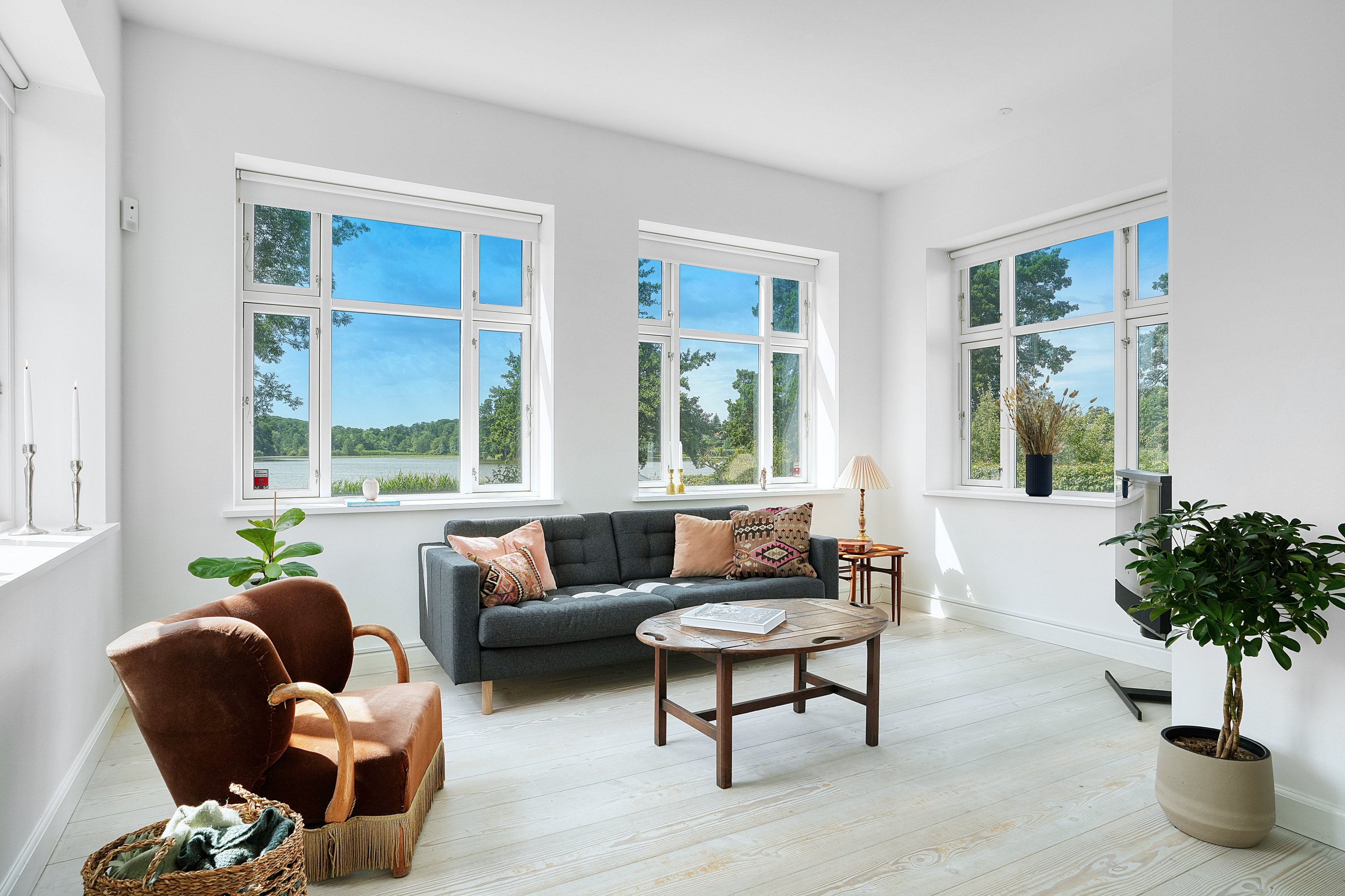 Fremhævet stue billede i fuldskærmstilstand. Billede af Søvænget 23, 3100 Hornbæk