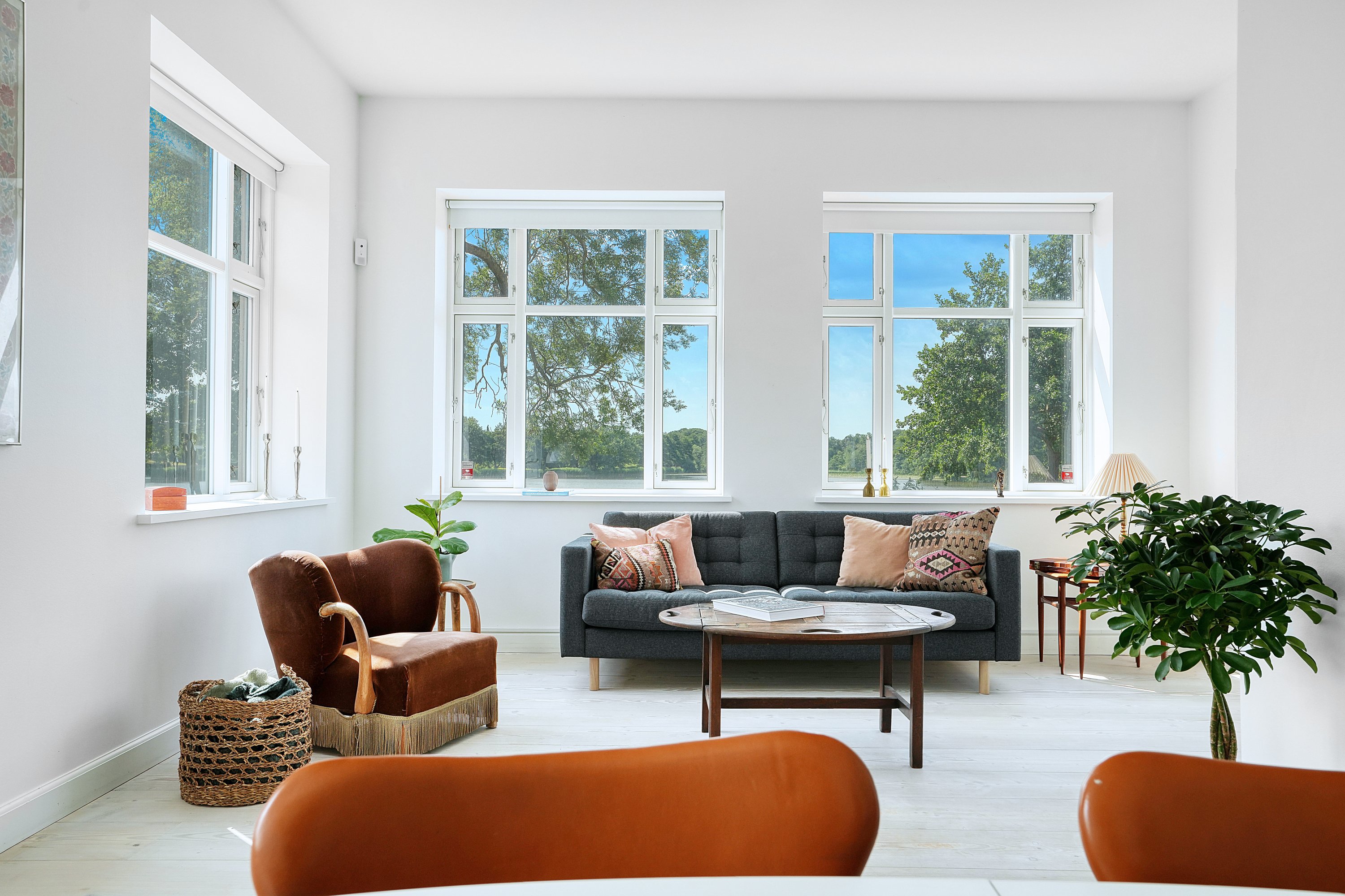 Fremhævet stue billede i fuldskærmstilstand. Billede af Søvænget 23, 3100 Hornbæk