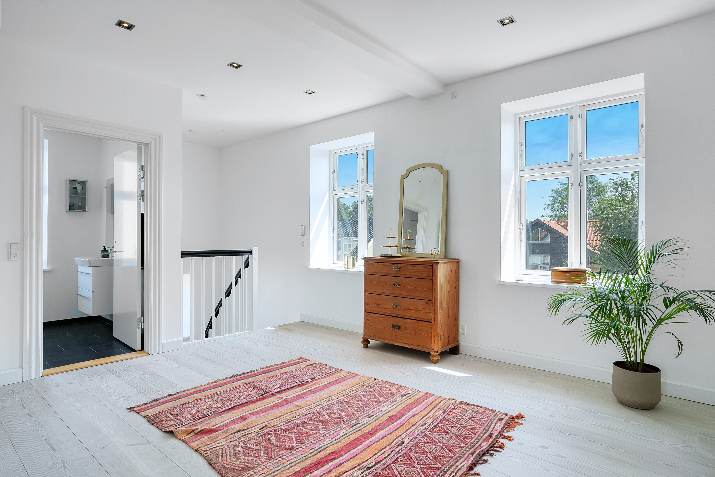 Fremhævet 1. sal billede i fuldskærmstilstand. Billede af Søvænget 23, 3100 Hornbæk