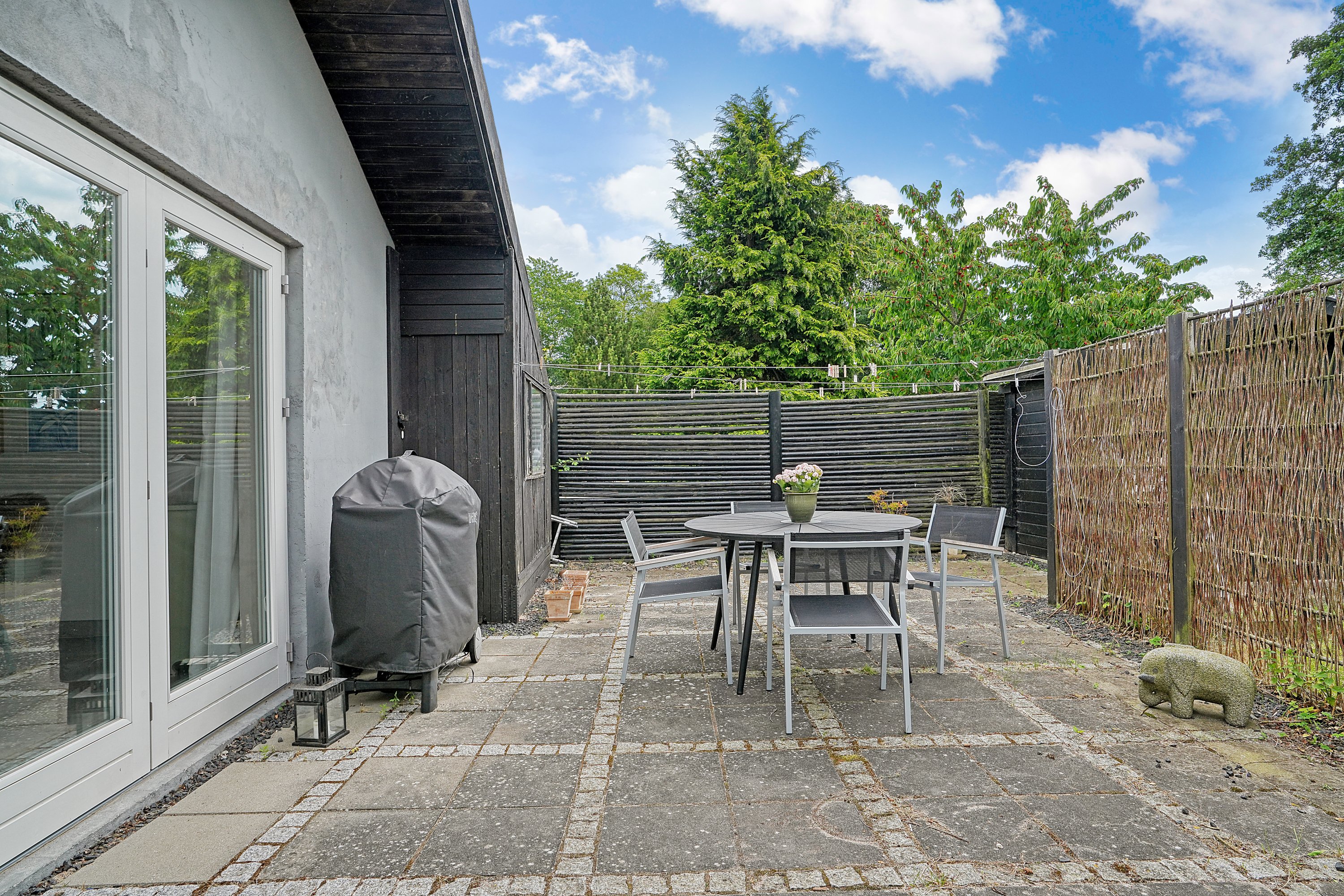 Fremhævet terrasse ved udhus billede i fuldskærmstilstand. Billede af Søvænget 23, 3100 Hornbæk