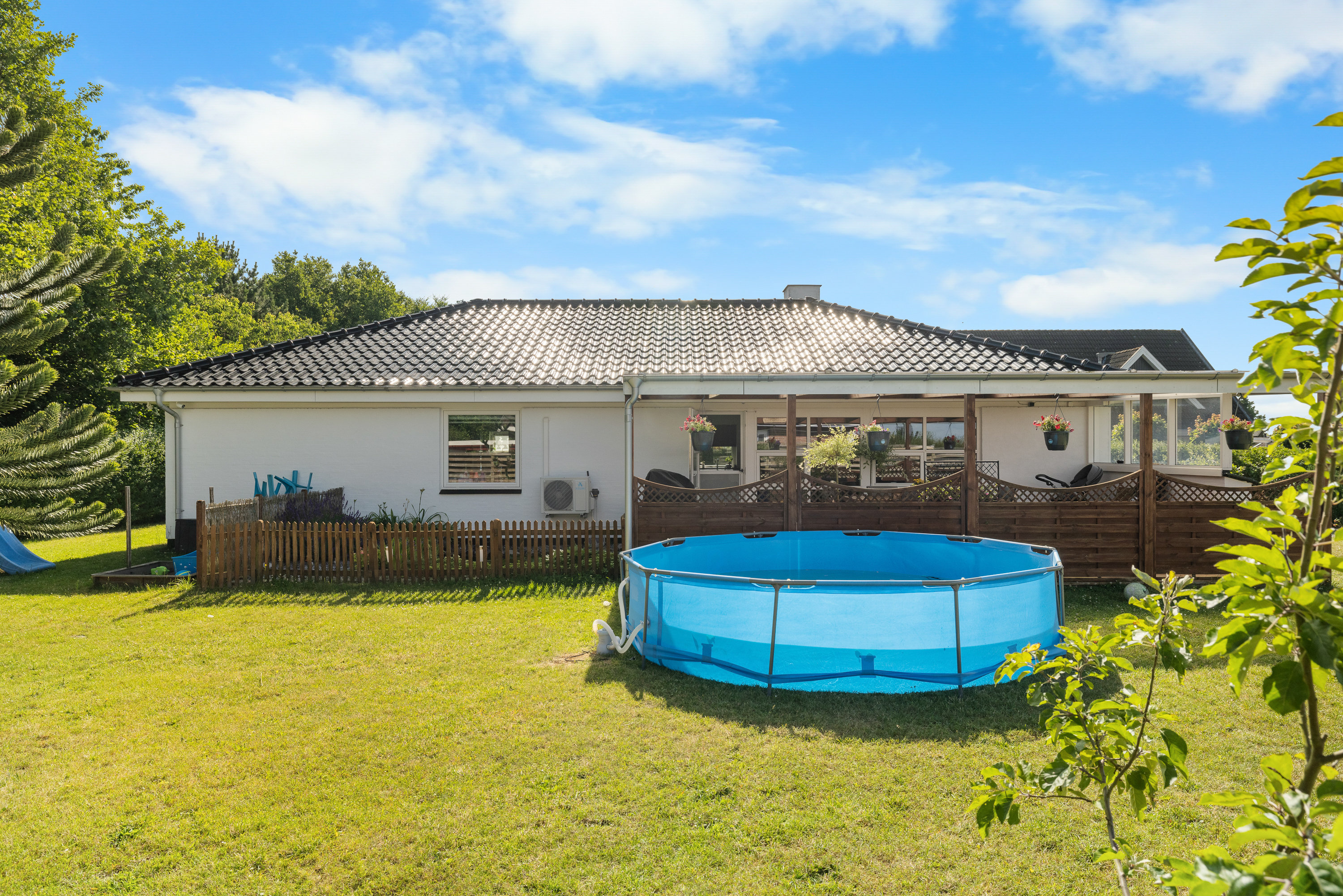 Fremhævet facade billede i fuldskærmstilstand. Billede af Granvænget 16, Brobyværk, 5672 Broby