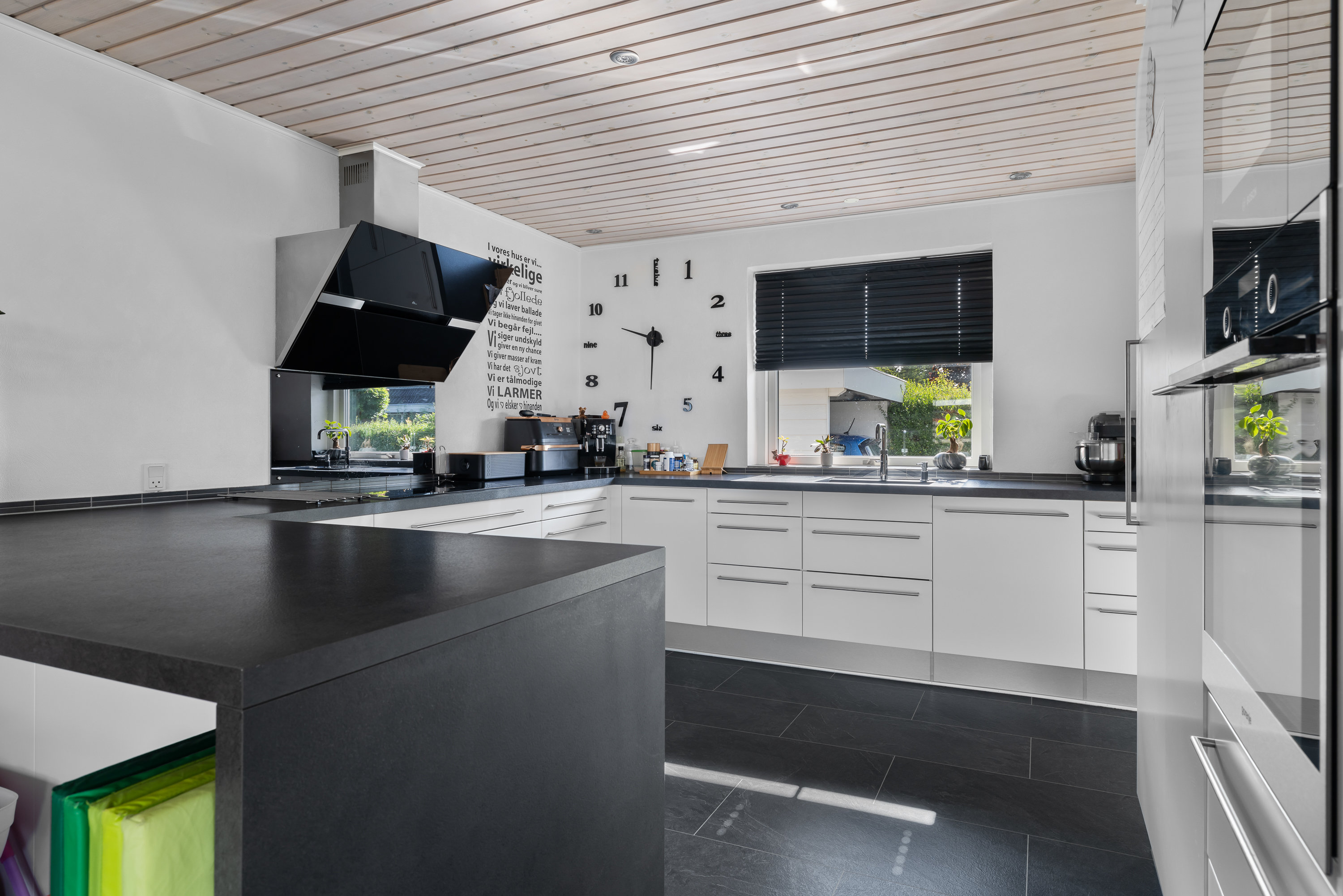 Fremhævet køkken billede i fuldskærmstilstand. Billede af Granvænget 16, Brobyværk, 5672 Broby