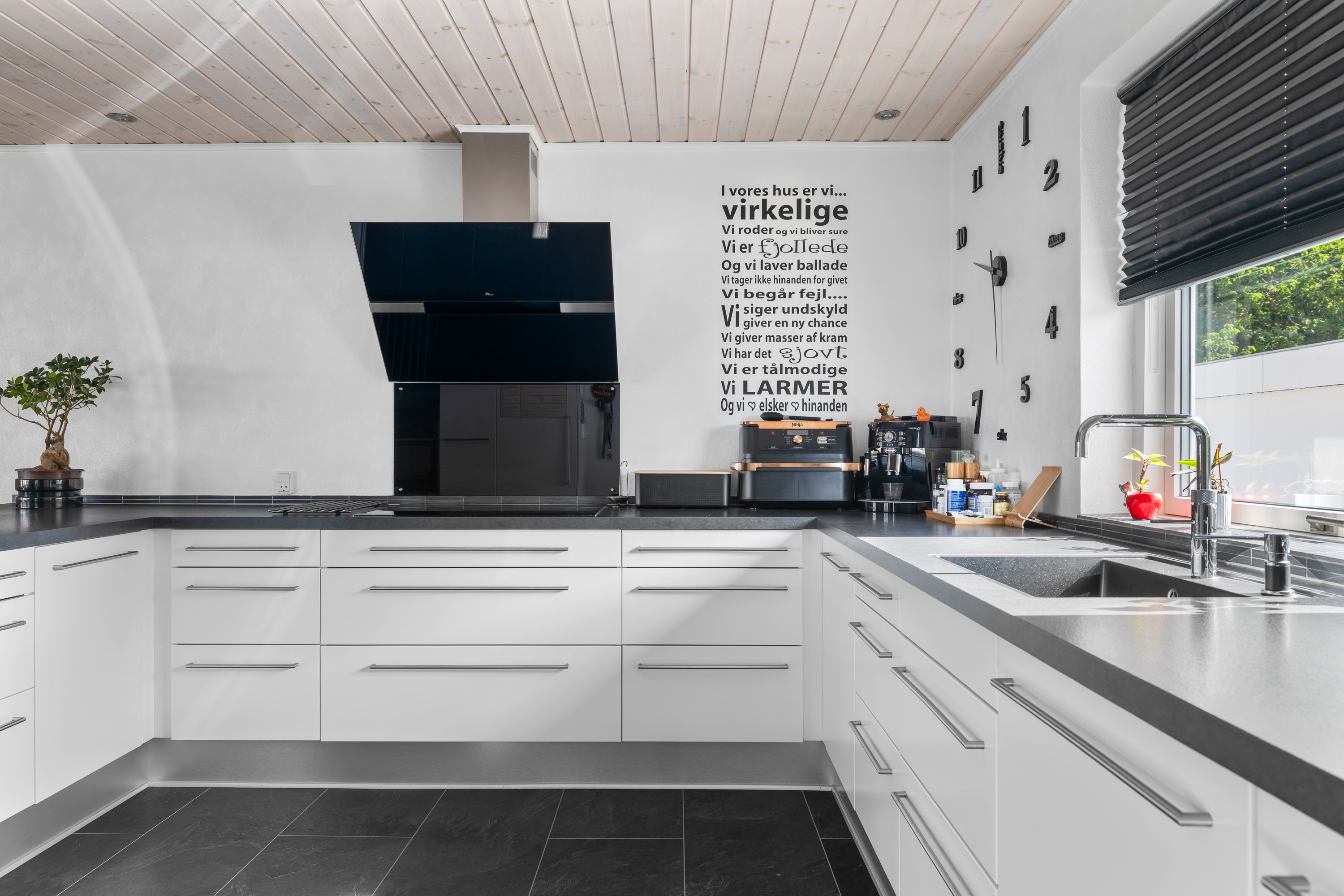 Fremhævet køkken billede i fuldskærmstilstand. Billede af Granvænget 16, Brobyværk, 5672 Broby