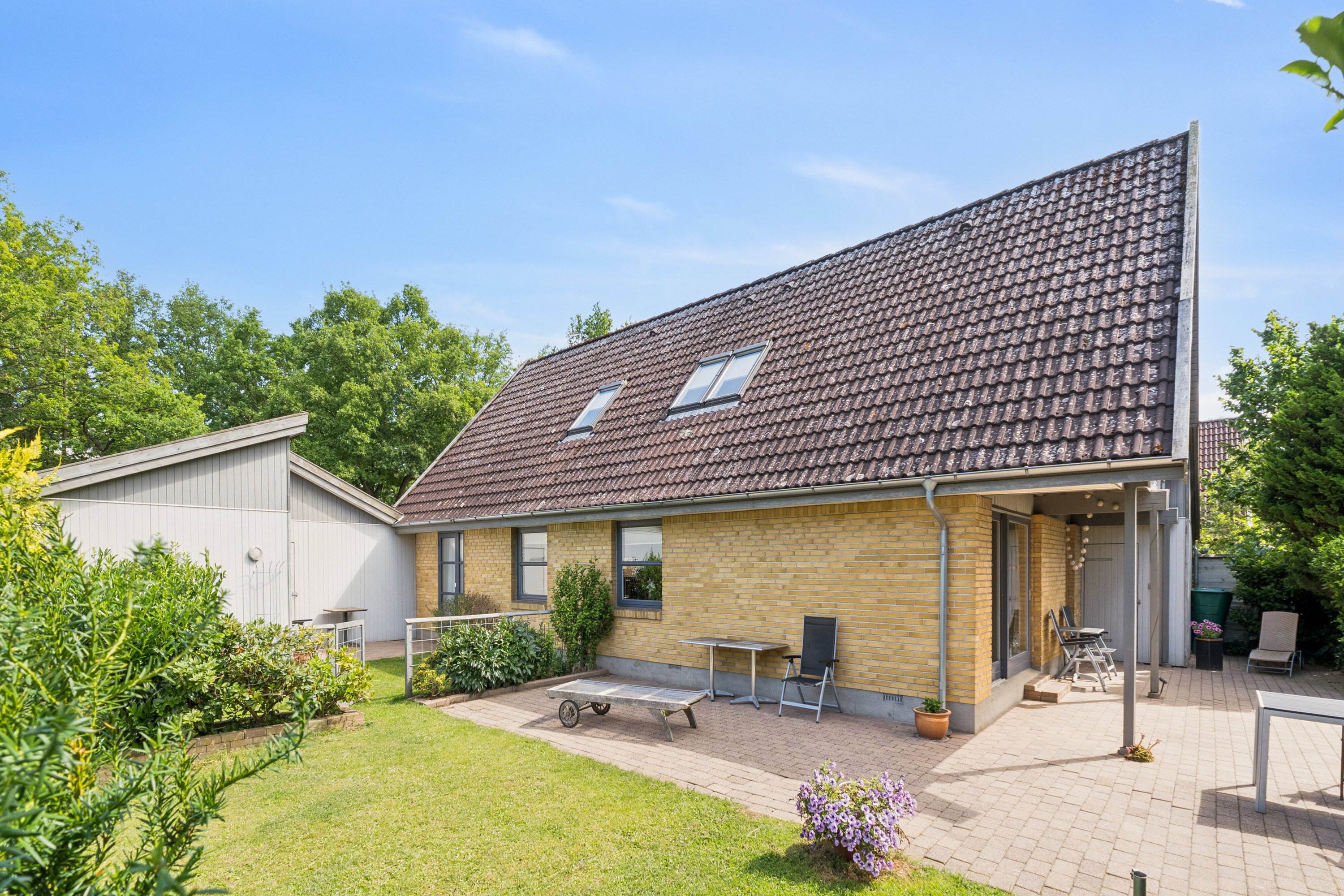 Fremhævet set fra haven billede i fuldskærmstilstand. Billede af Åsumvej 129, 5240 Odense NØ