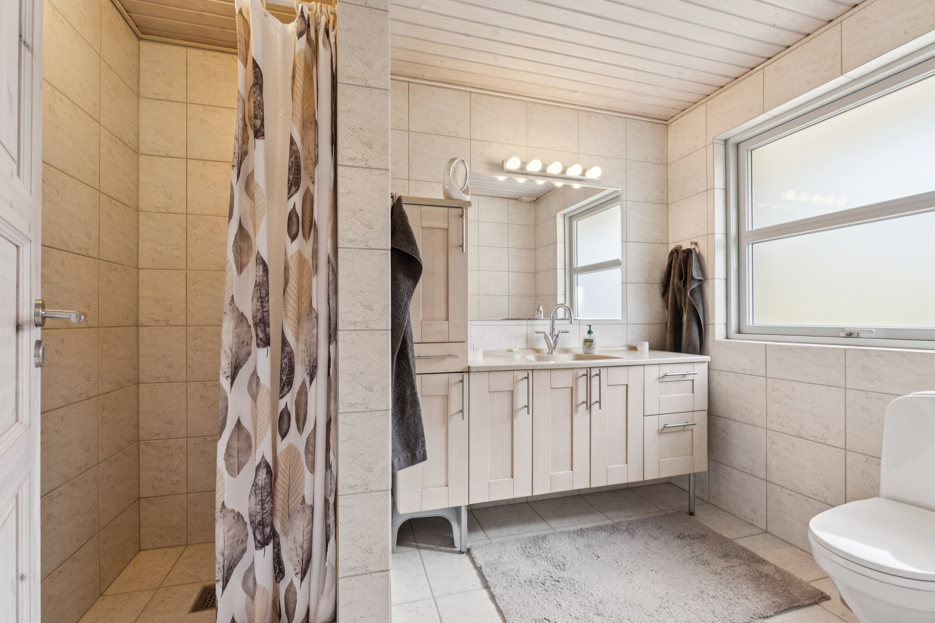 Fremhævet badeværelse billede i fuldskærmstilstand. Billede af Åsumvej 129, 5240 Odense NØ