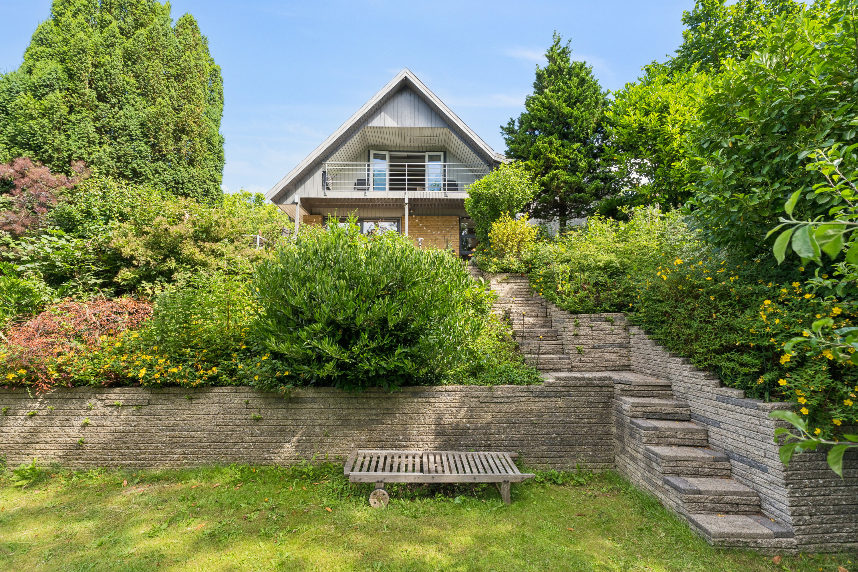 Fremhævet set fra haven billede i fuldskærmstilstand. Billede af Åsumvej 129, 5240 Odense NØ