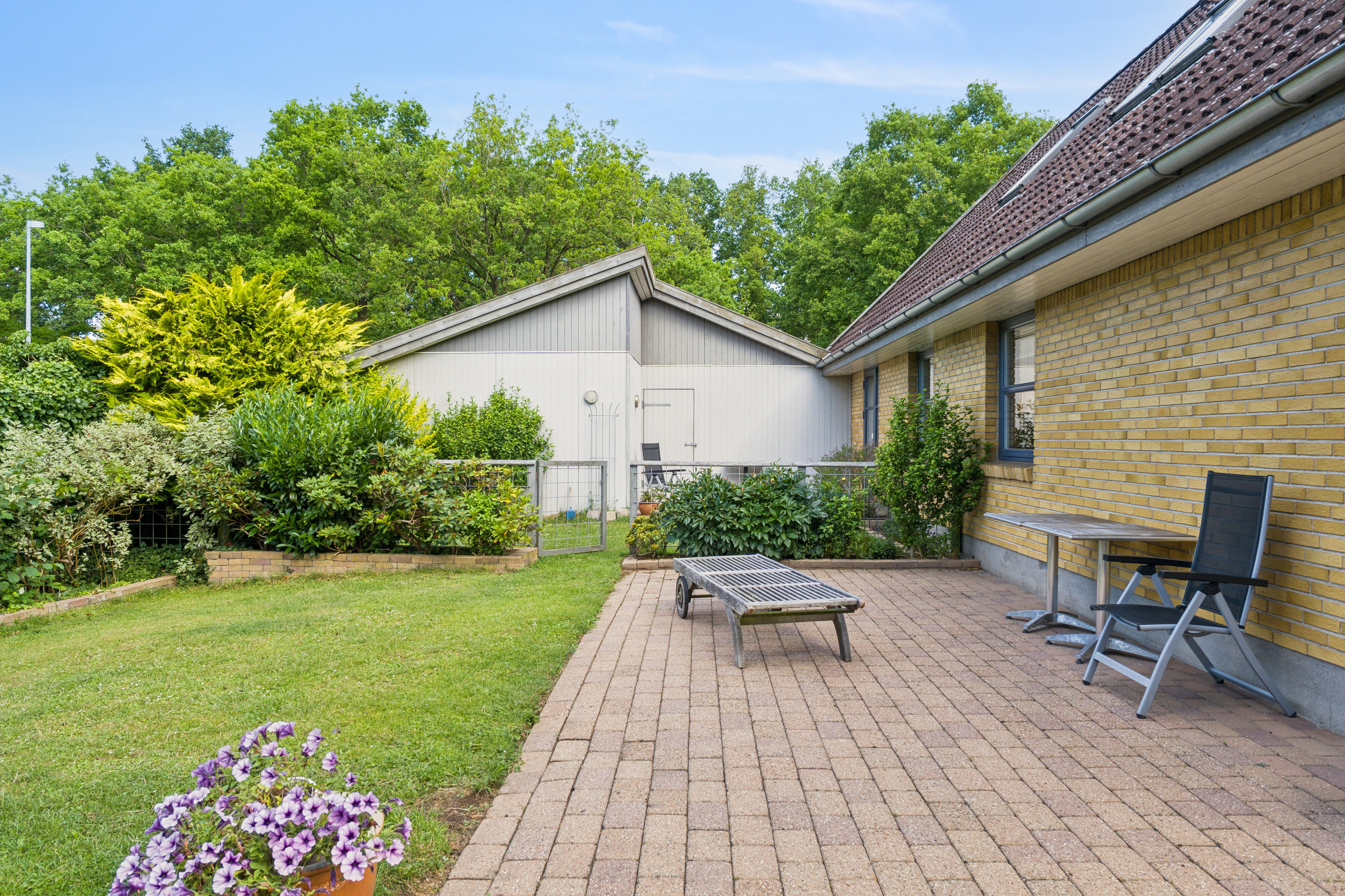 Fremhævet set fra haven billede i fuldskærmstilstand. Billede af Åsumvej 129, 5240 Odense NØ