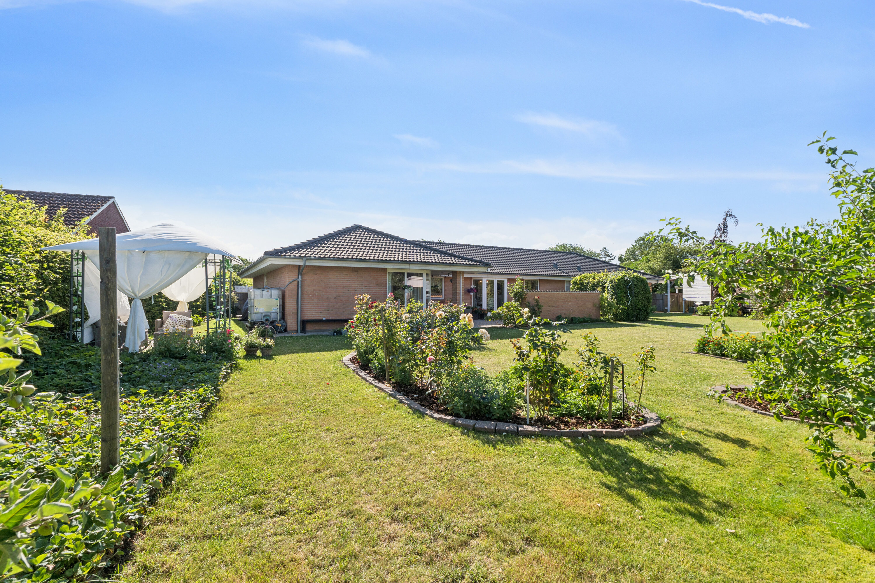 Fremhævet set fra haven billede i fuldskærmstilstand. Billede af Græshaven 9B, Bullerup, 5320 Agedrup