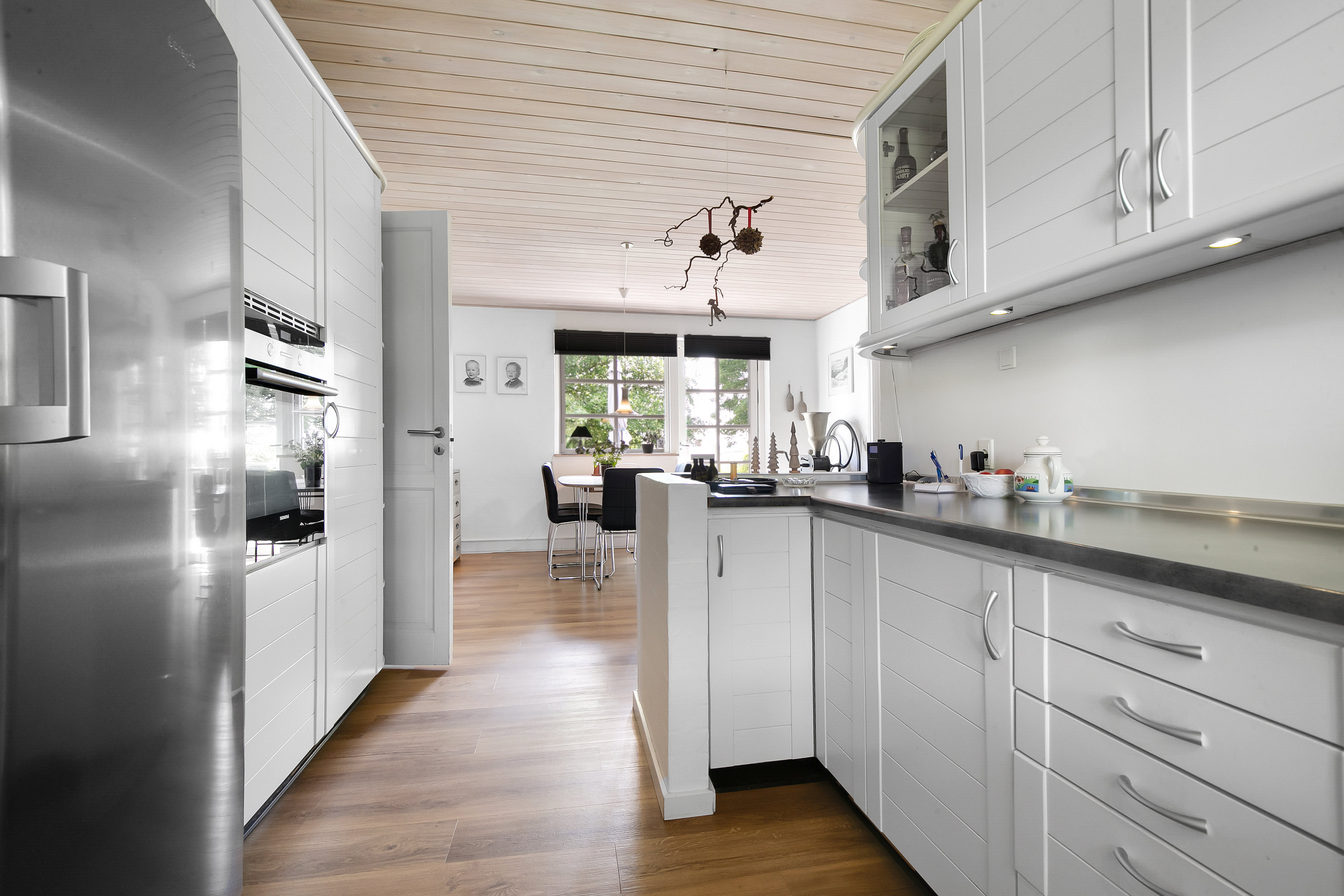 Fremhævet køkken billede i fuldskærmstilstand. Billede af Erik Banners Vej 13, Attrup, 9460 Brovst