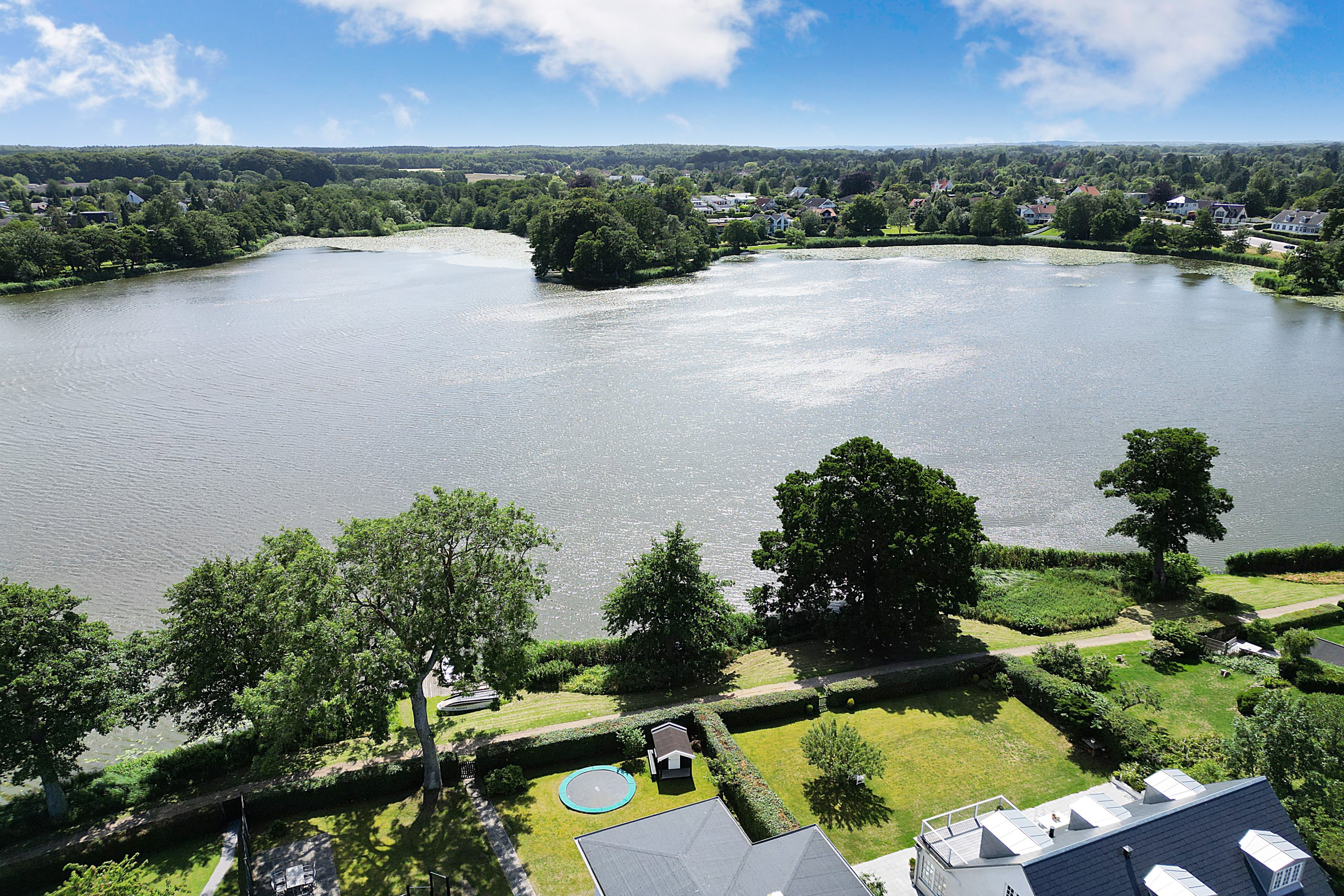 Fremhævet luftfoto billede i fuldskærmstilstand. Billede af Søvænget 23, 3100 Hornbæk