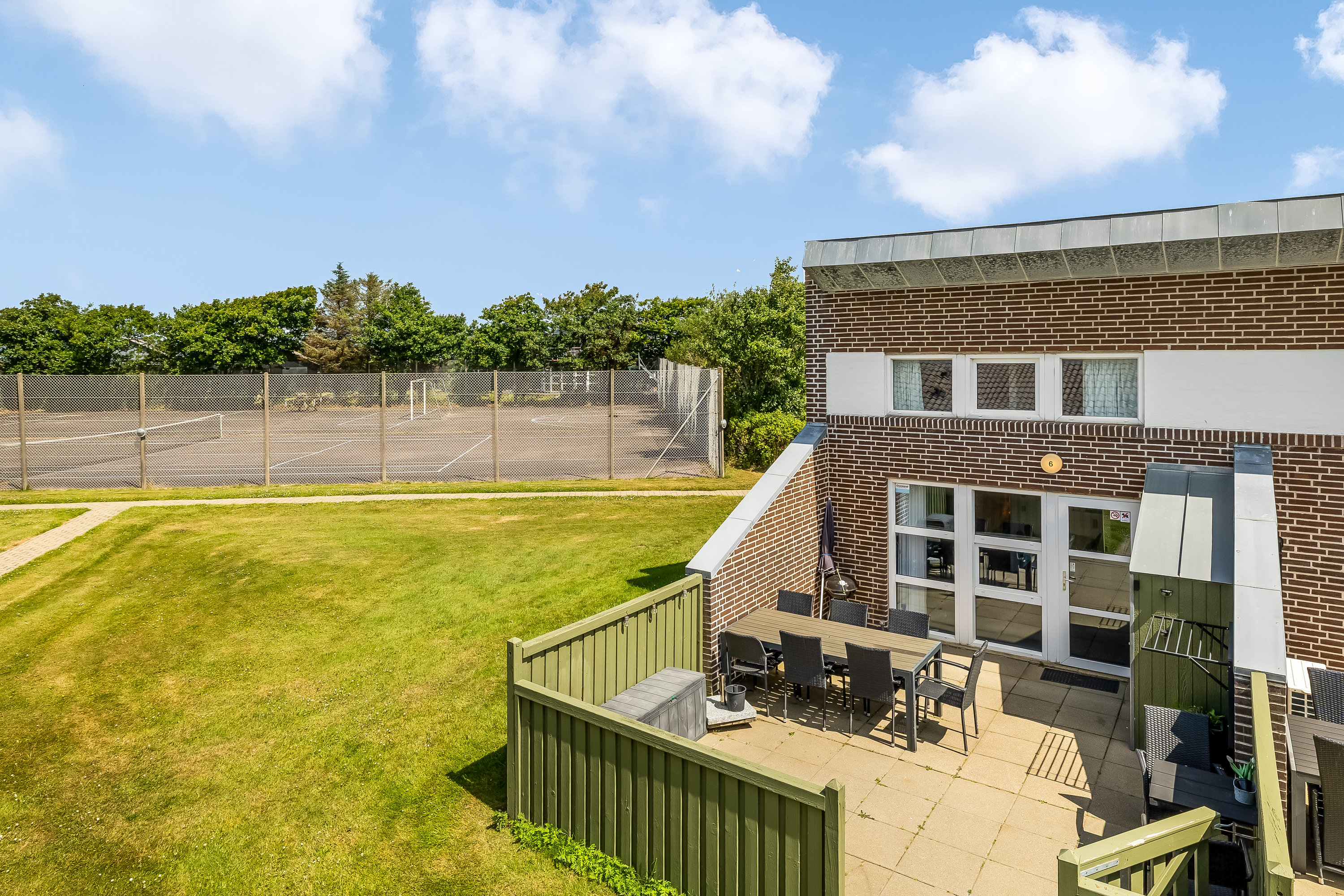 Miniaturebillede 1: gårdmiljø. Billede af Vester Fælled 202, I6., Bork Havn, 6893 Hemmet