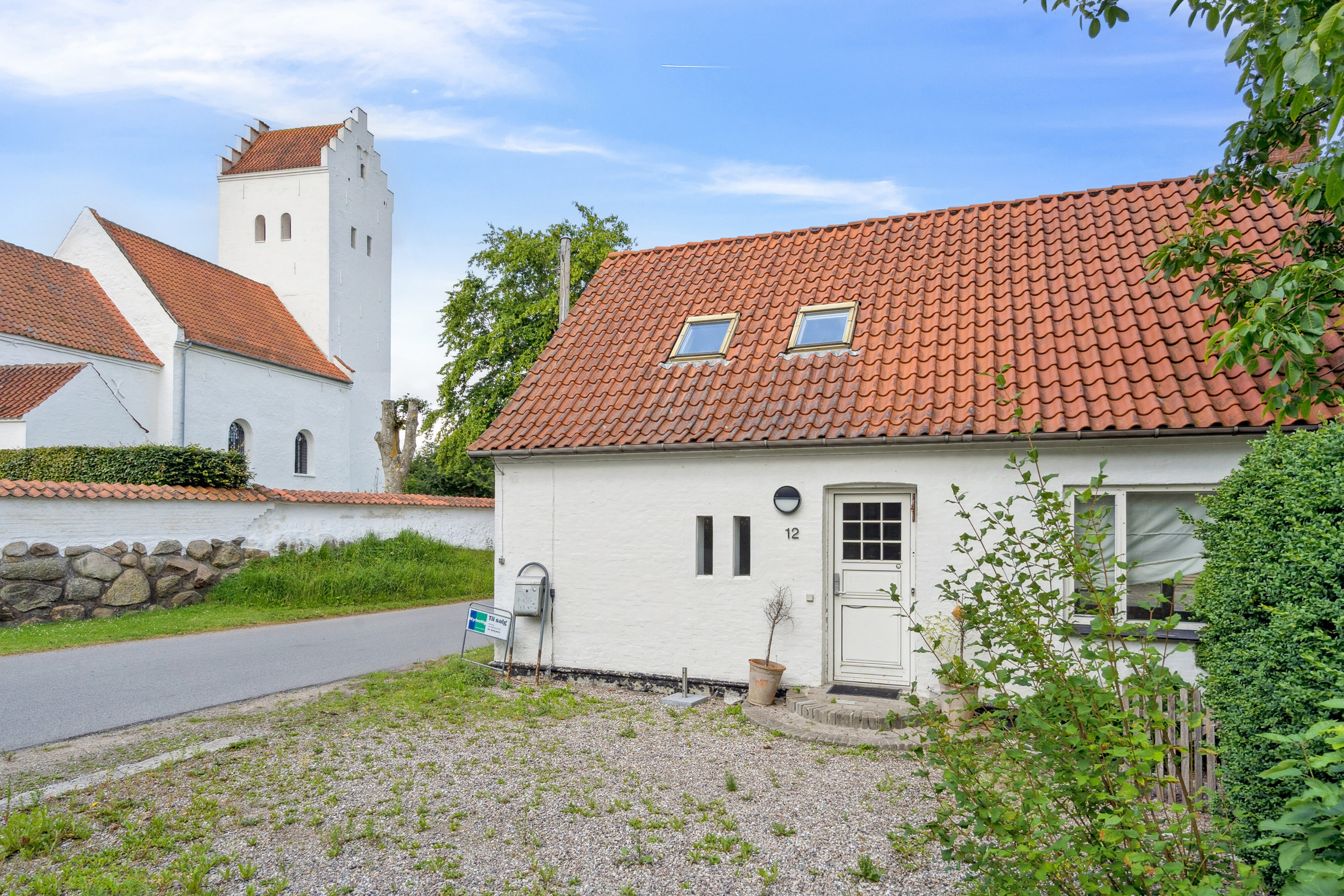 Fremhævet set fra vejen billede i fuldskærmstilstand. Billede af Kirkevænget 12, Holme-Olstrup, 4684 Holmegaard