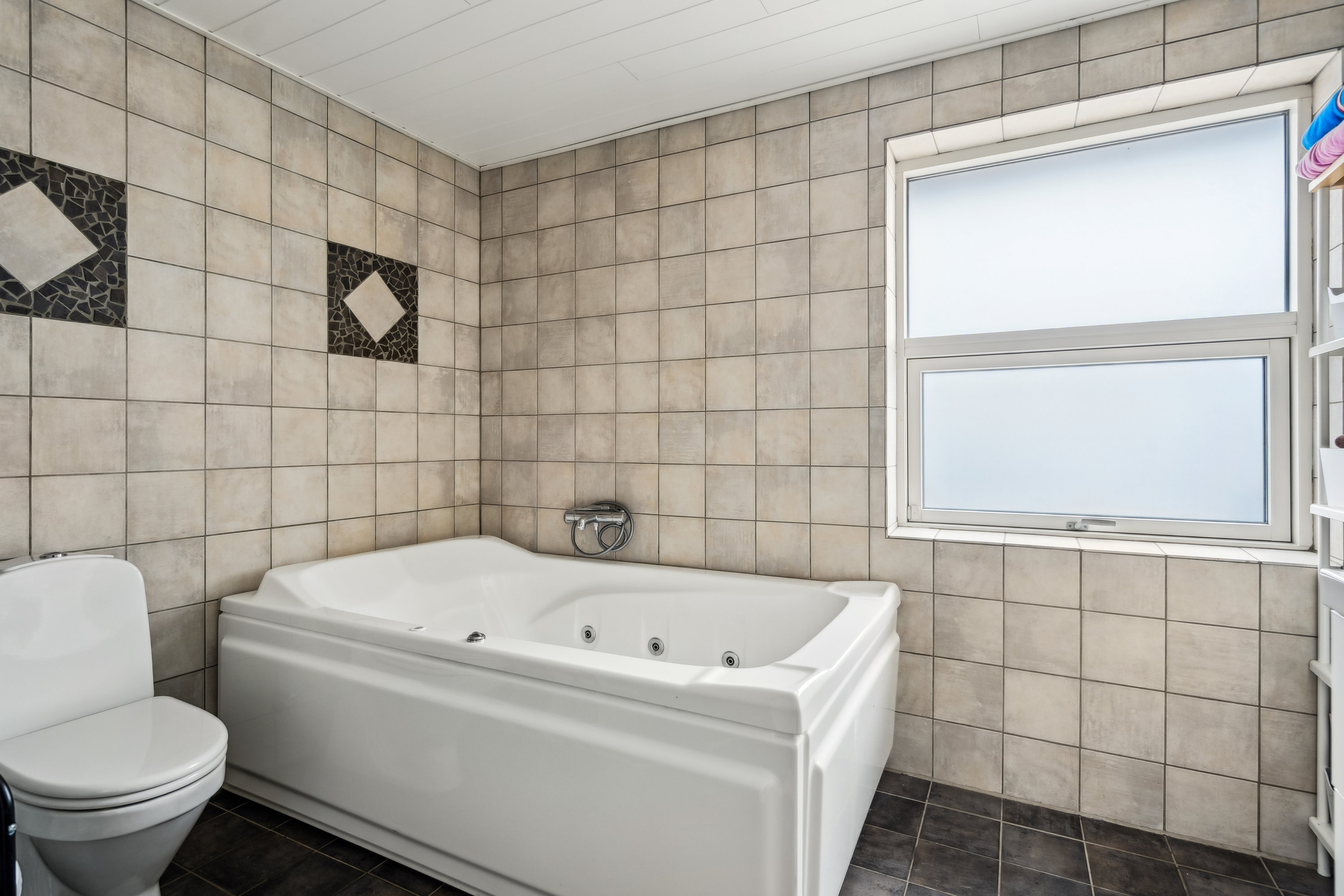 Fremhævet badeværelse billede i fuldskærmstilstand. Billede af Sindalvej 1, 9981 Jerup