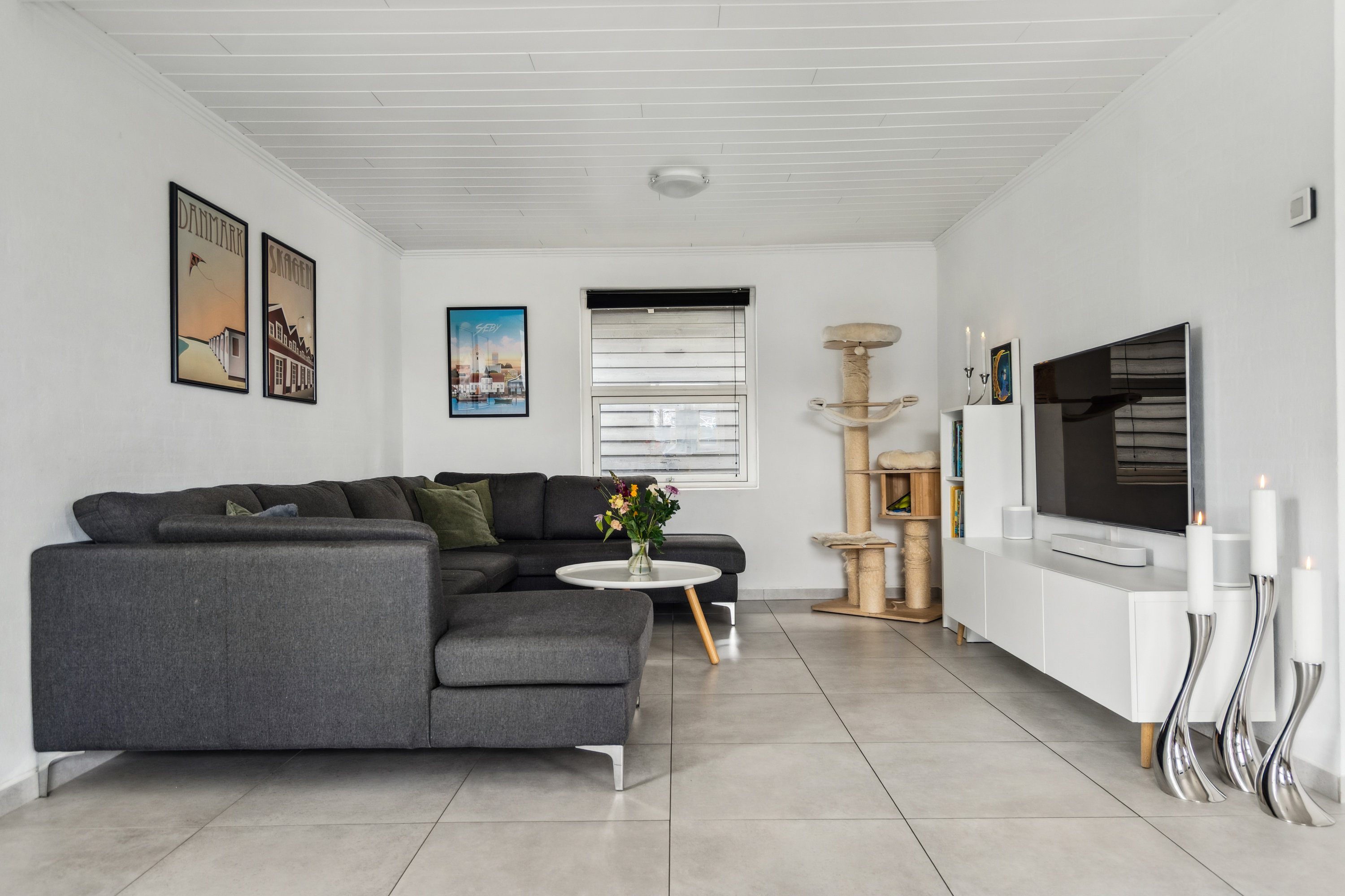 Fremhævet stue billede i fuldskærmstilstand. Billede af Sindalvej 1, 9981 Jerup