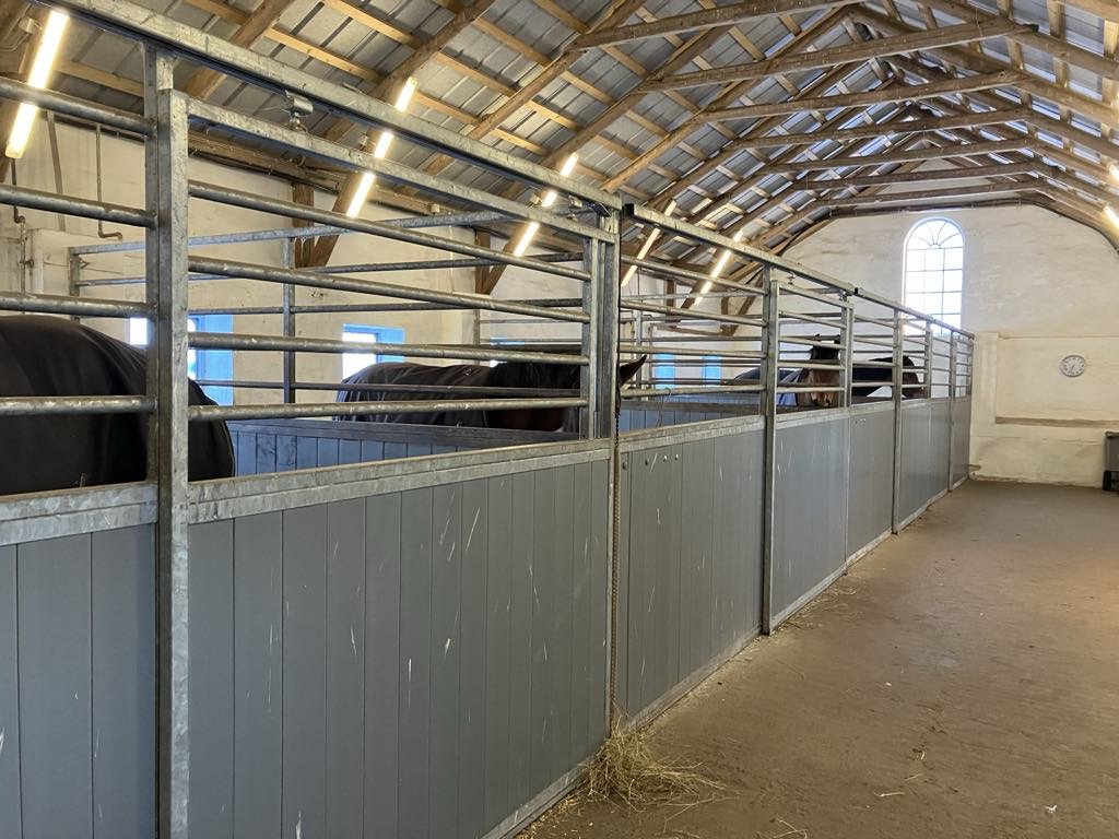 Fremhævet stald billede i fuldskærmstilstand. Billede af Nørtvedvej 8, 9970 Strandby