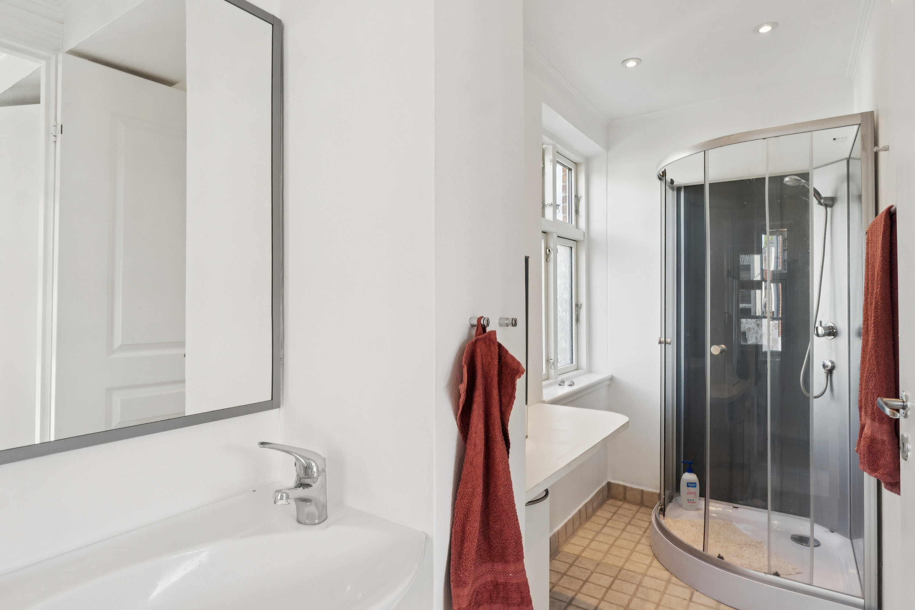 Fremhævet badeværelse billede i fuldskærmstilstand. Billede af Hovedgaden 51A, 4654 Faxe Ladeplads