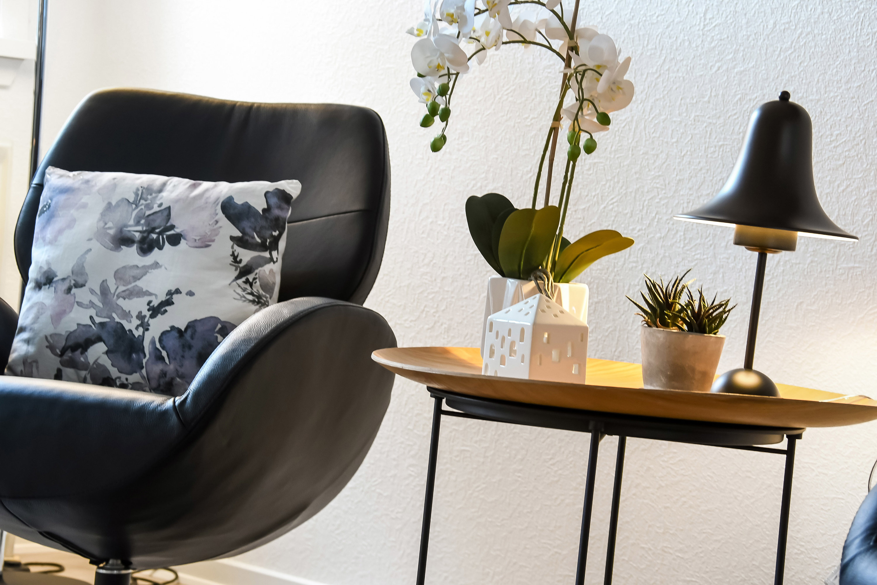 Fremhævet stue billede i fuldskærmstilstand. Billede af Holmvej 1, 6990 Ulfborg