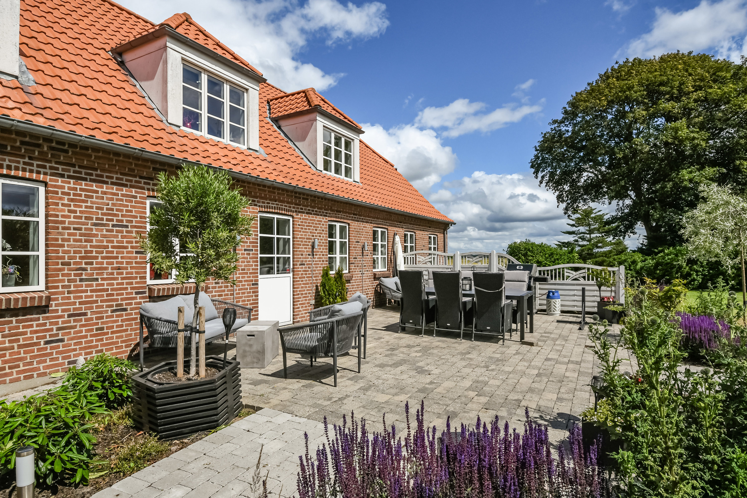 Fremhævet terrasse billede i fuldskærmstilstand. Billede af Holmvej 1, 6990 Ulfborg