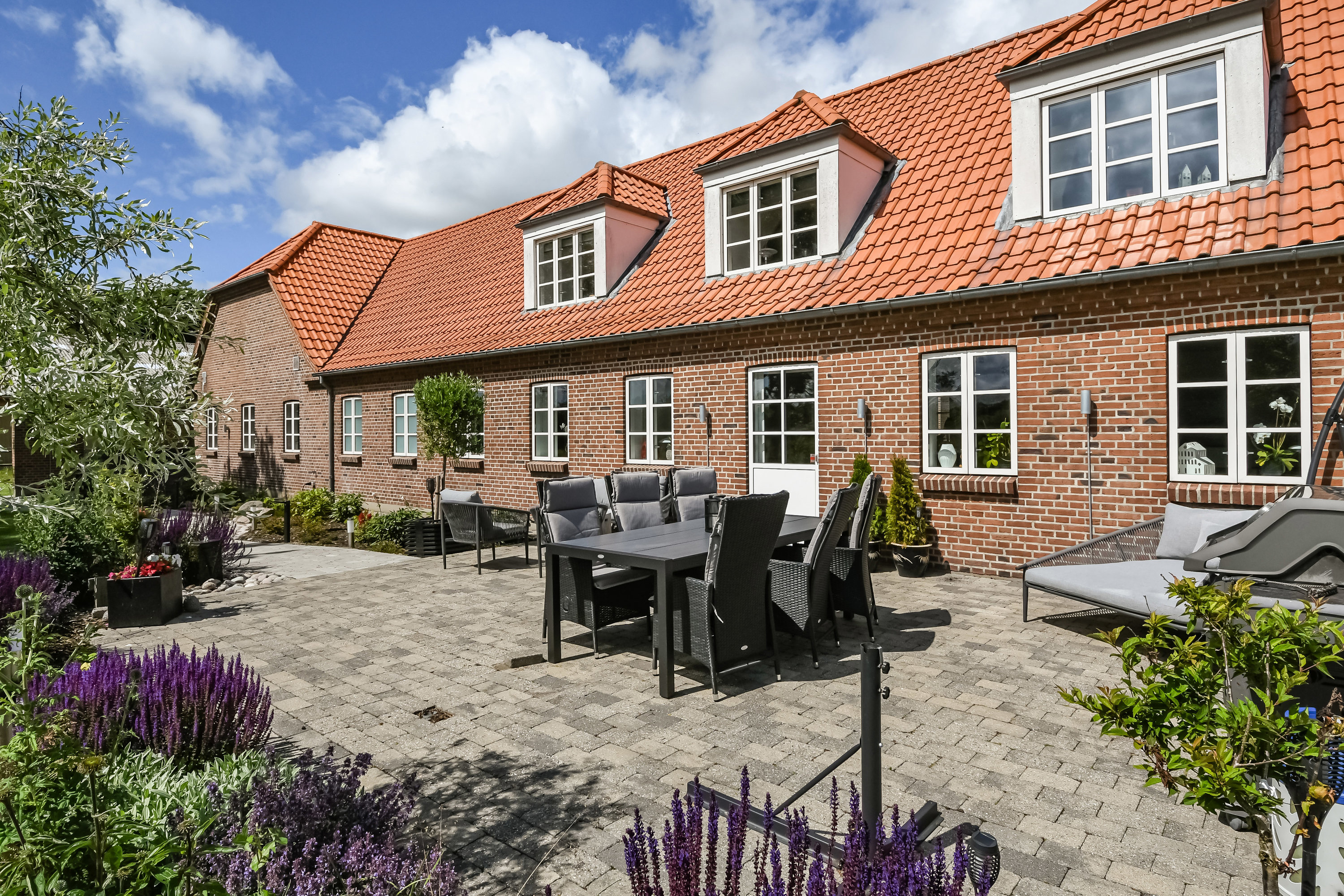 Fremhævet terrasse billede i fuldskærmstilstand. Billede af Holmvej 1, 6990 Ulfborg