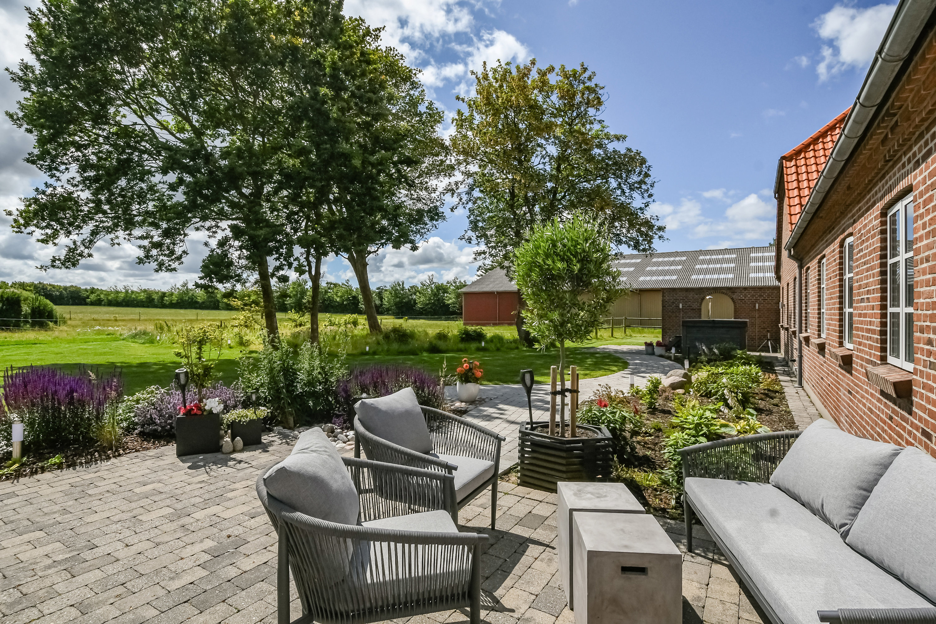 Fremhævet terrasse billede i fuldskærmstilstand. Billede af Holmvej 1, 6990 Ulfborg