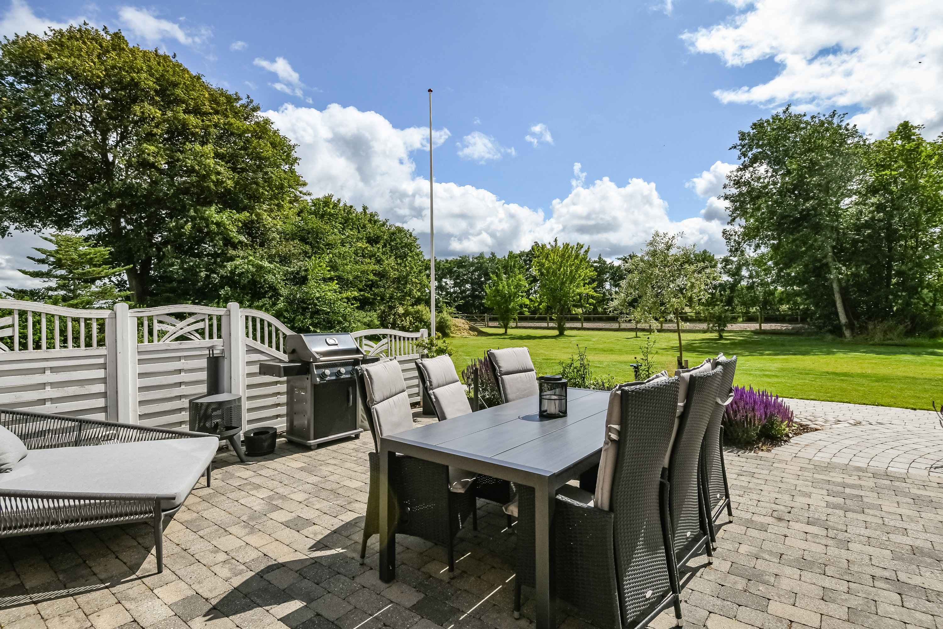 Fremhævet terrasse billede i fuldskærmstilstand. Billede af Holmvej 1, 6990 Ulfborg