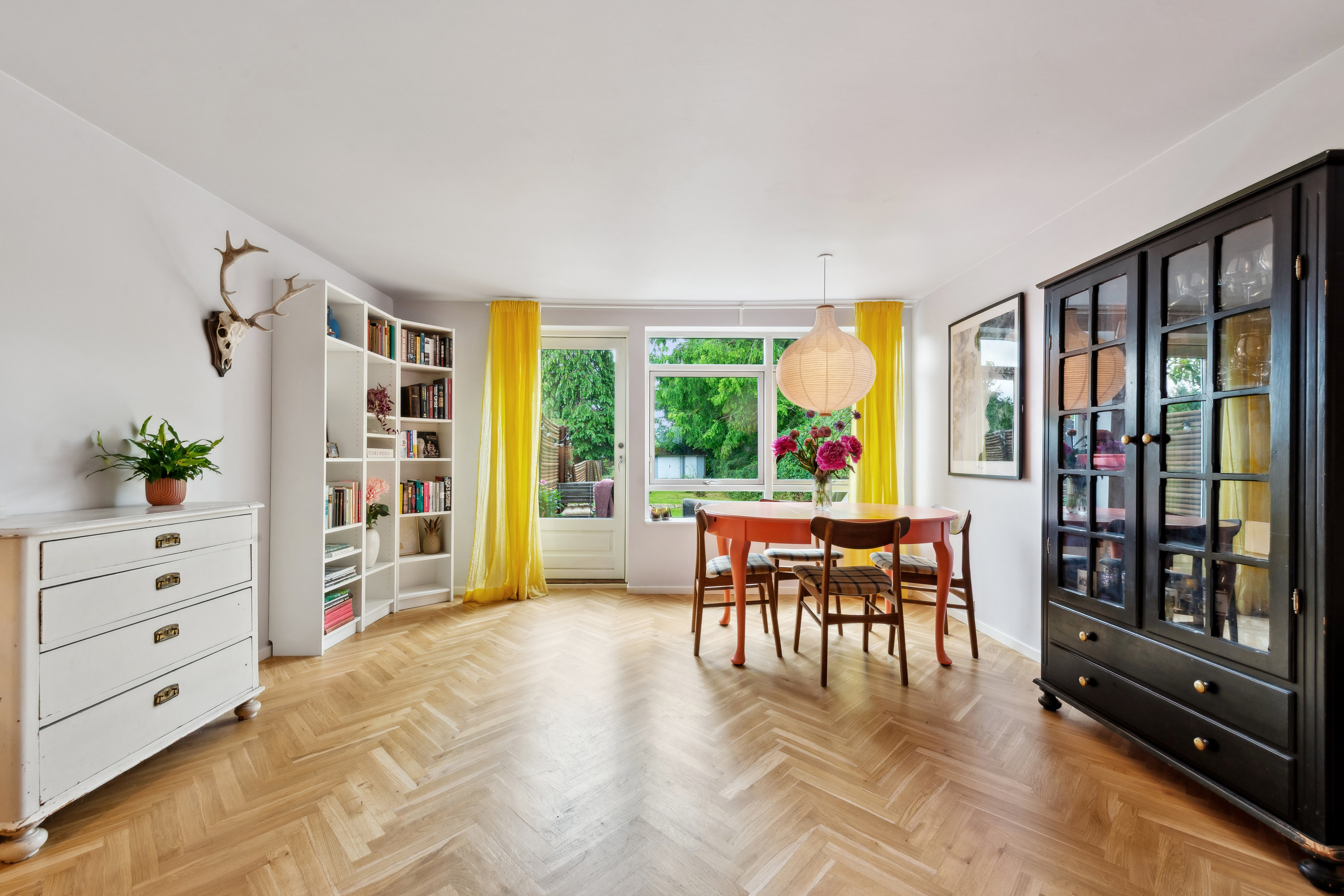 Fremhævet stue billede i fuldskærmstilstand. Billede af Ibsensvej 26A, 2630 Taastrup