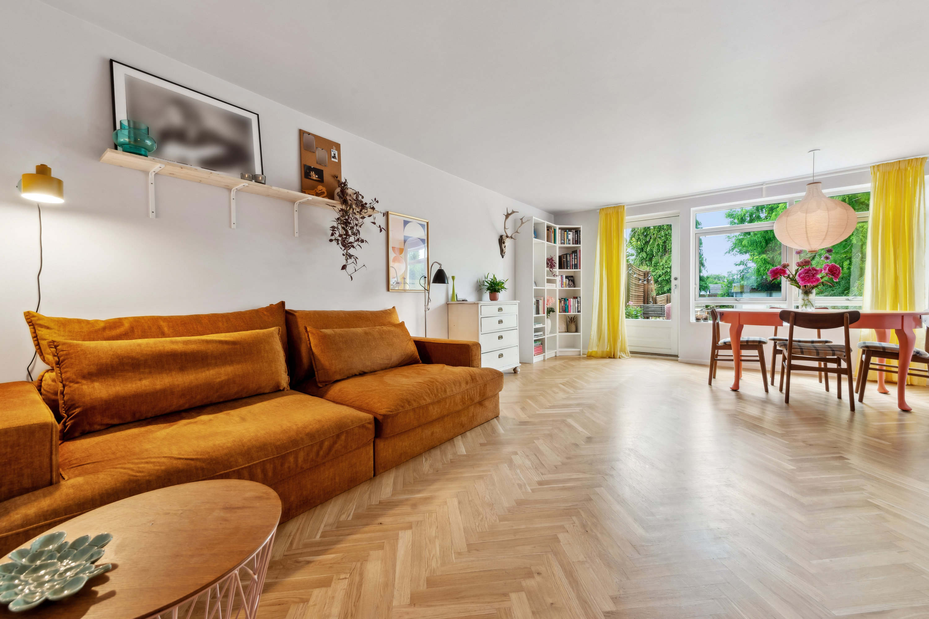 Fremhævet stue billede i fuldskærmstilstand. Billede af Ibsensvej 26A, 2630 Taastrup