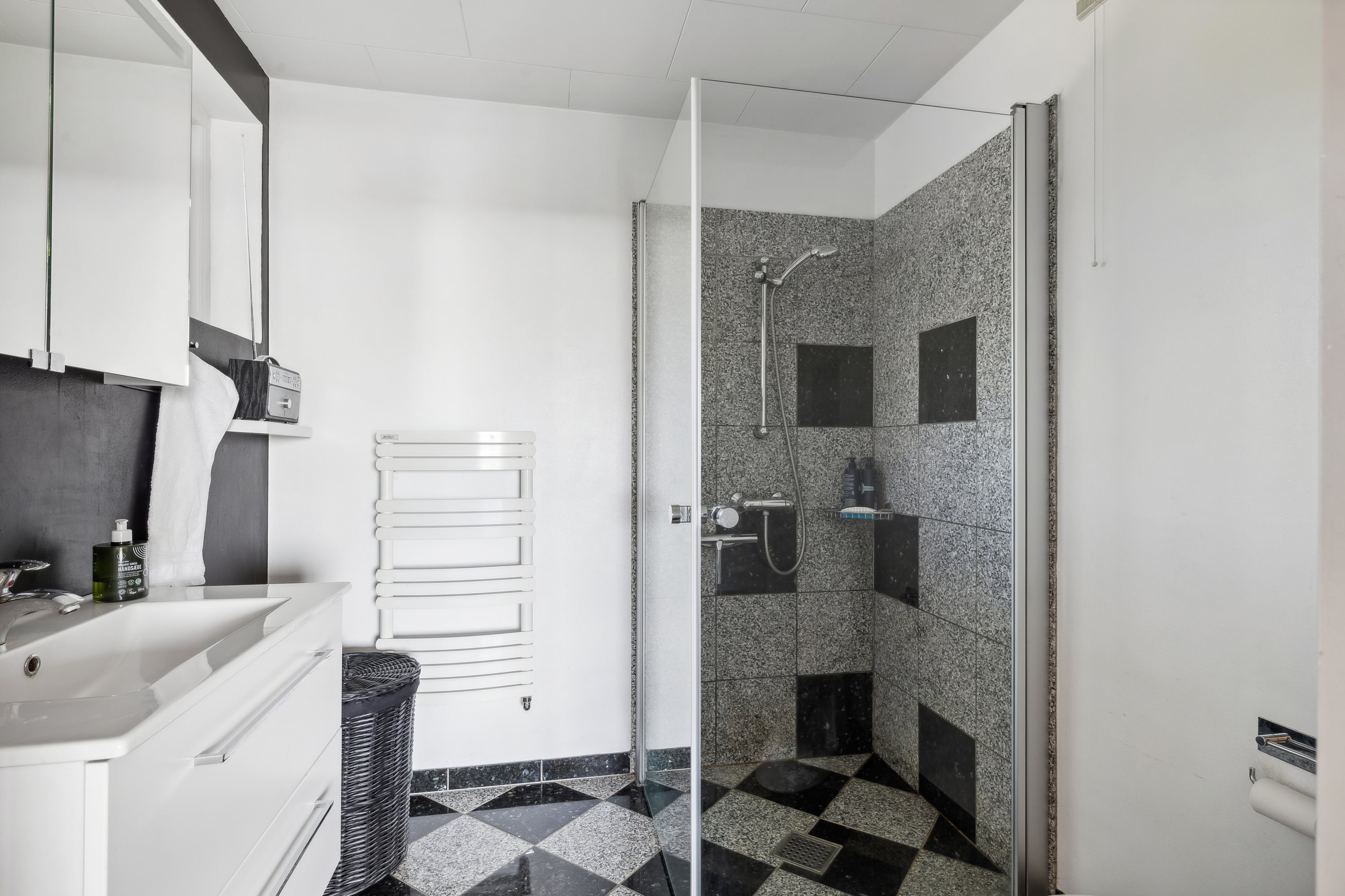 Fremhævet badeværelse billede i fuldskærmstilstand. Billede af Helnæsvej 4A, Brydegaard, 5683 Haarby