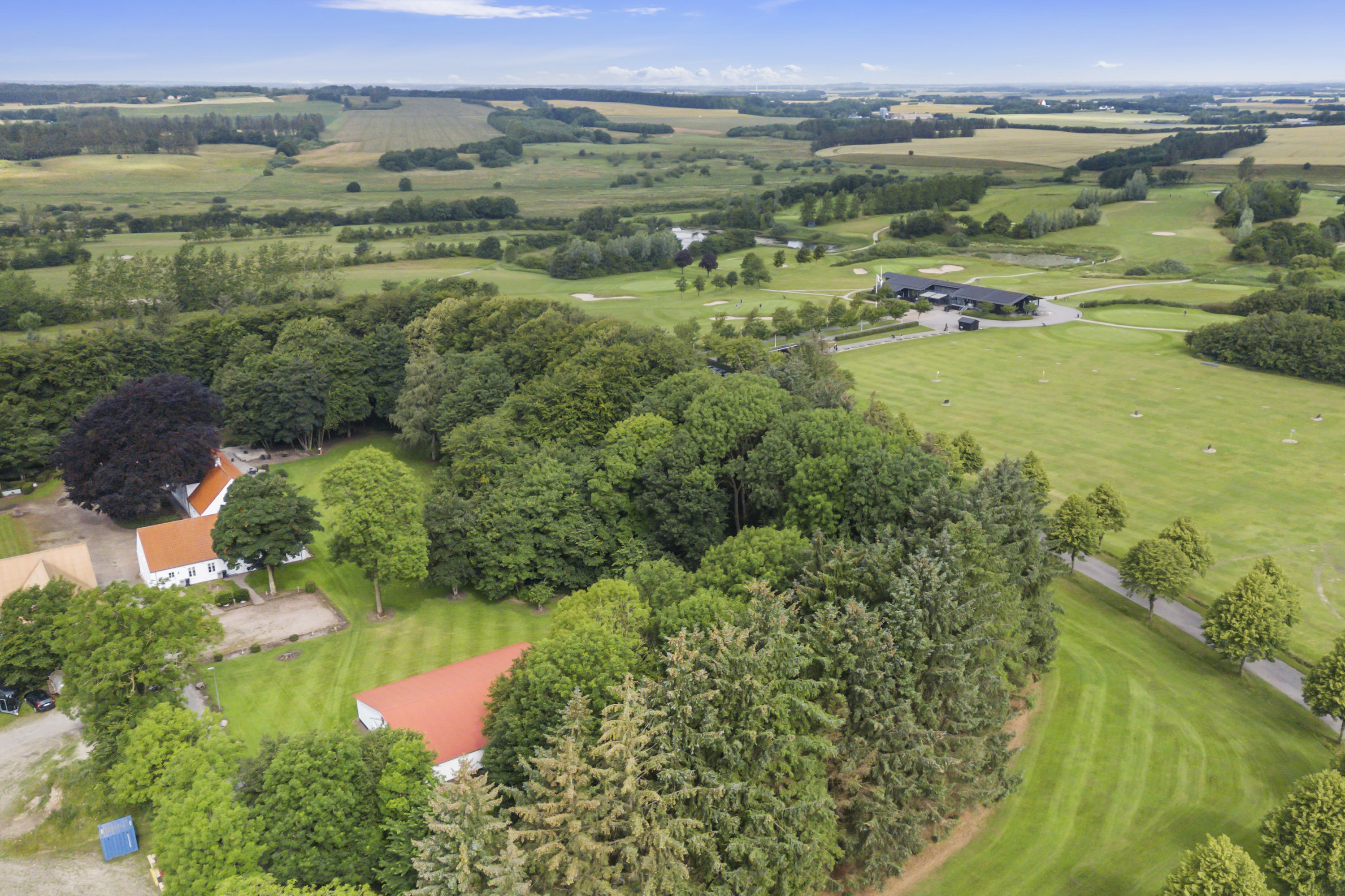 Fremhævet luftfoto billede i fuldskærmstilstand. Billede af Golfvejen 62, 9700 Brønderslev