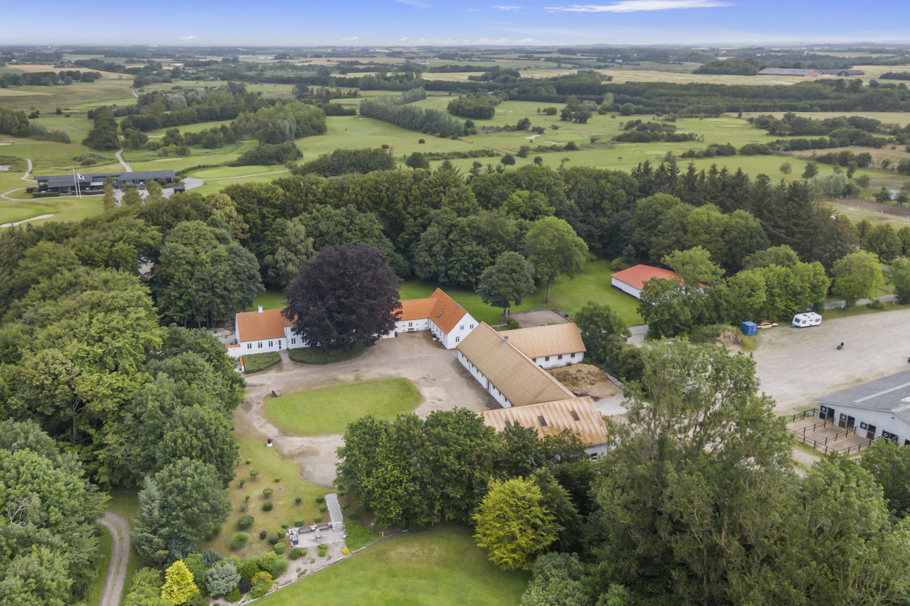 Fremhævet luftfoto billede i fuldskærmstilstand. Billede af Golfvejen 62, 9700 Brønderslev