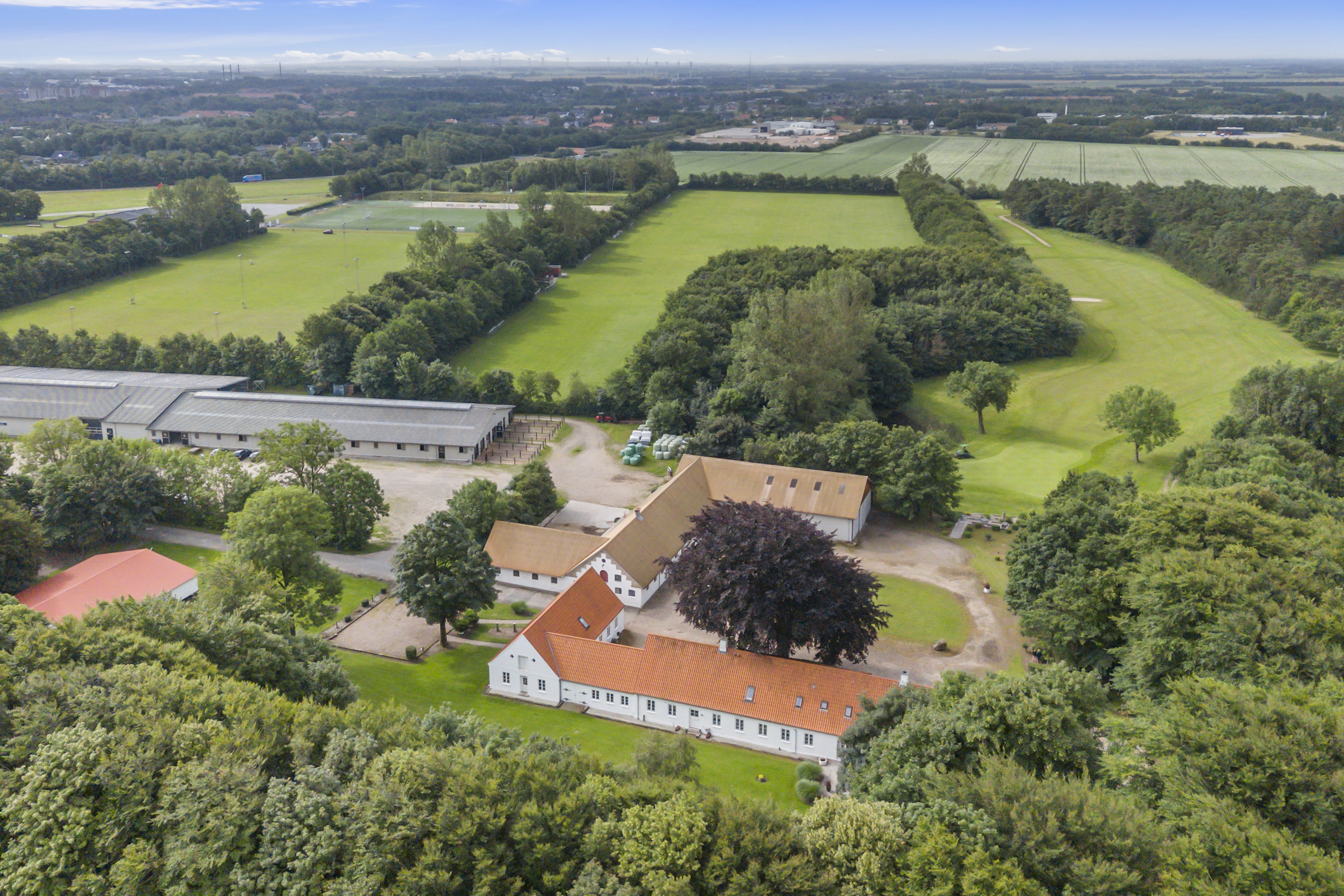 Fremhævet luftfoto billede i fuldskærmstilstand. Billede af Golfvejen 62, 9700 Brønderslev